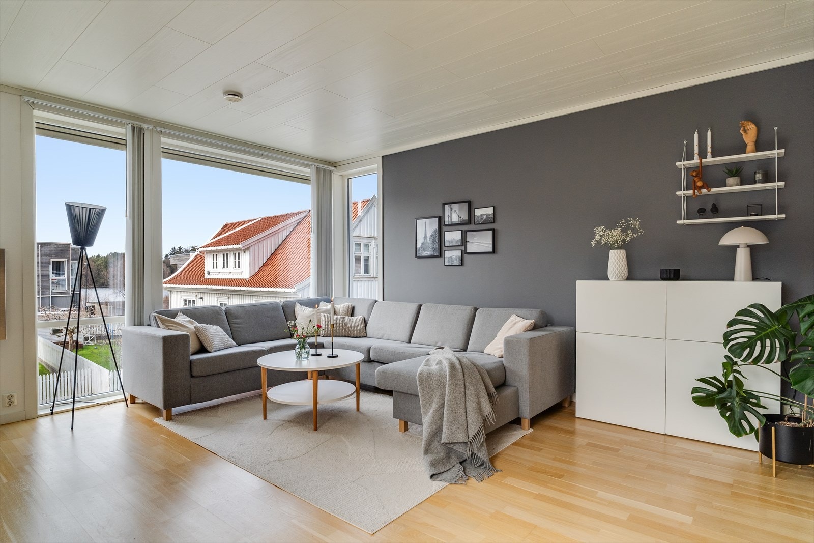 Herlig stue med flere store vindusflater som gir rommet rikelig med naturlig lys Galleribilde