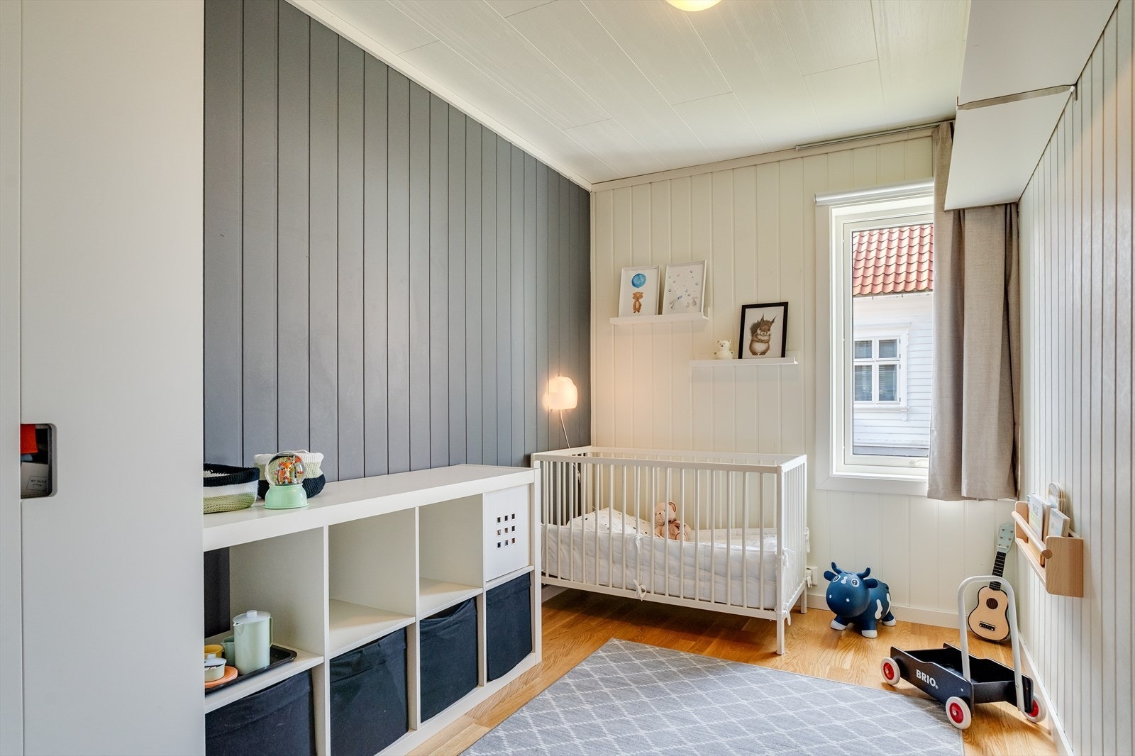 Soverom 3 med plass til seng, nattbord og garderobe Galleribilde