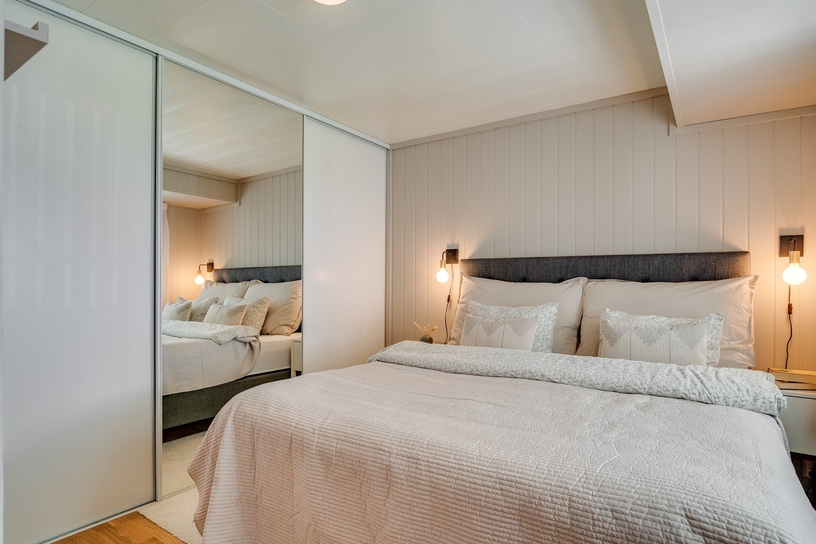 Hovedsoverom med stor skyvedørsgarderobe Galleribilde