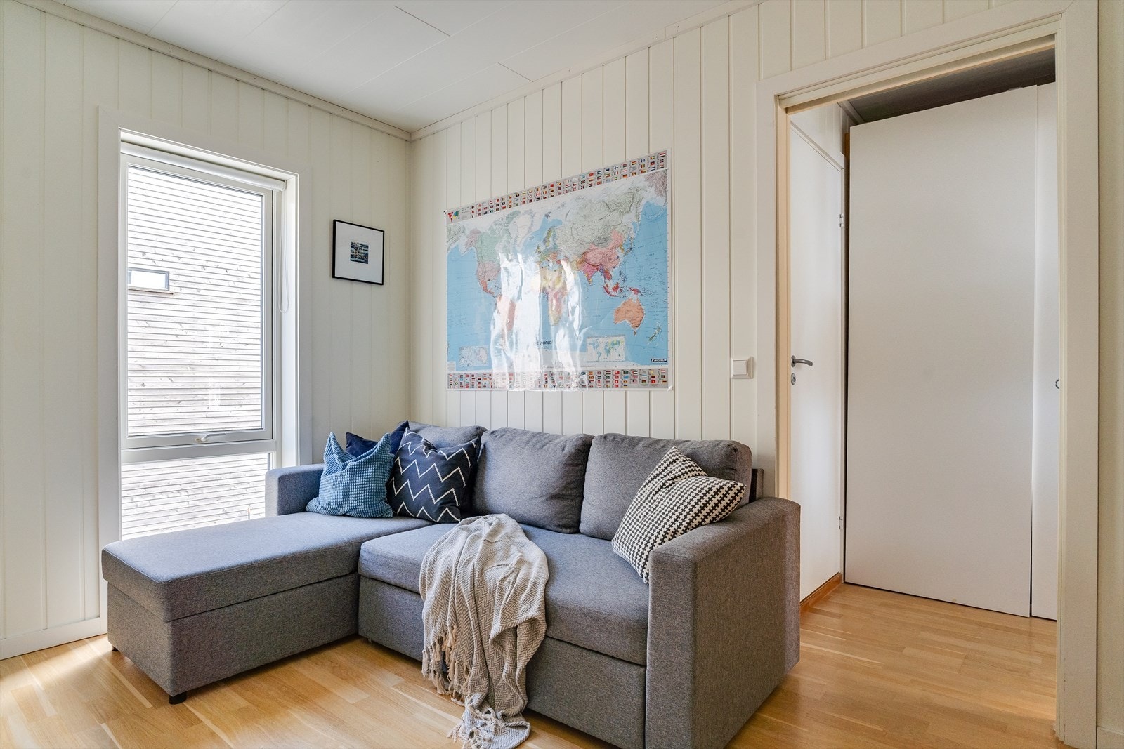 Soverom 4 med plass til seng, nattbord og garderobe Galleribilde