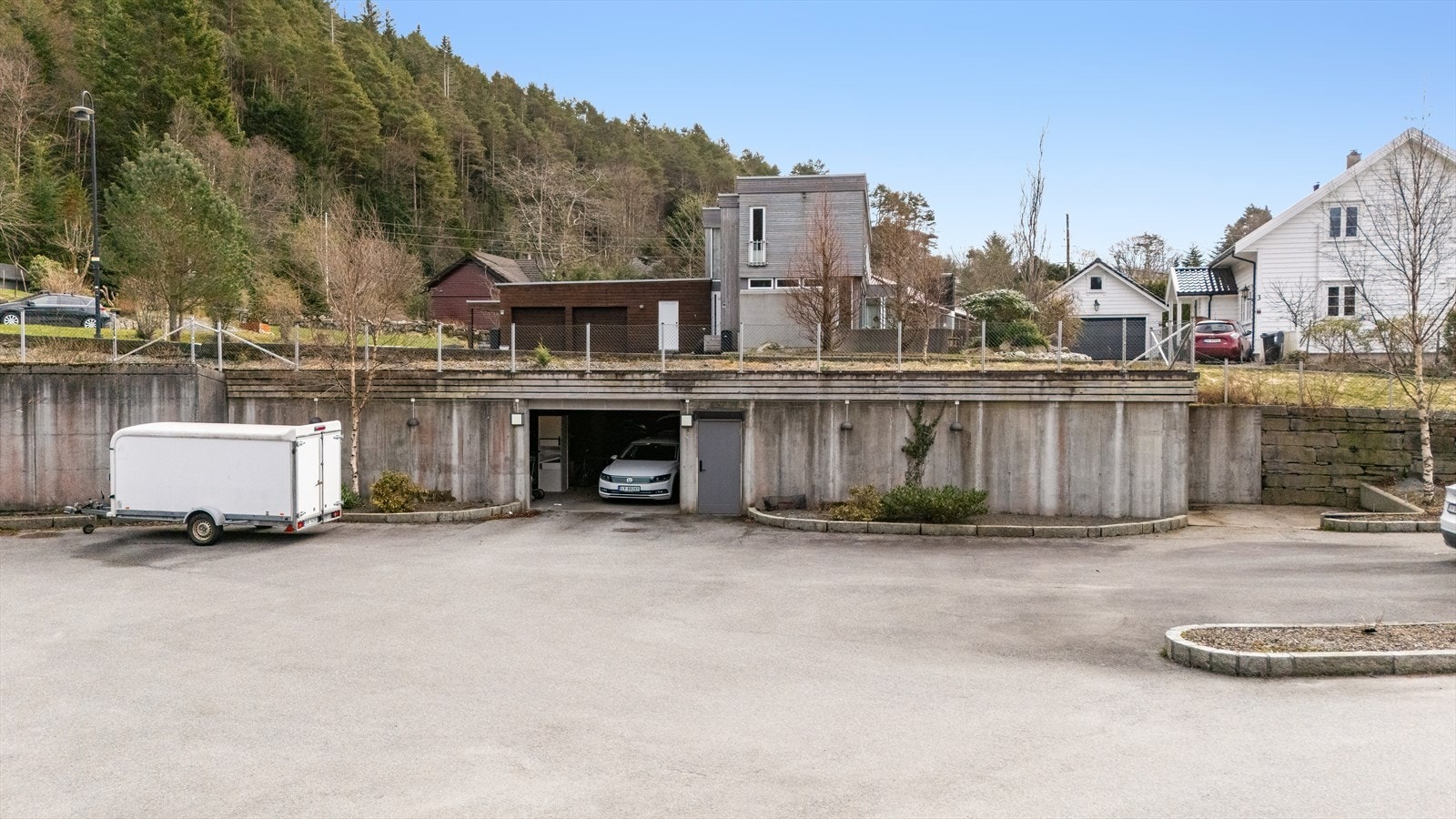 Biloppstillingsplass og bod i felles garasjeanlegg Galleribilde
