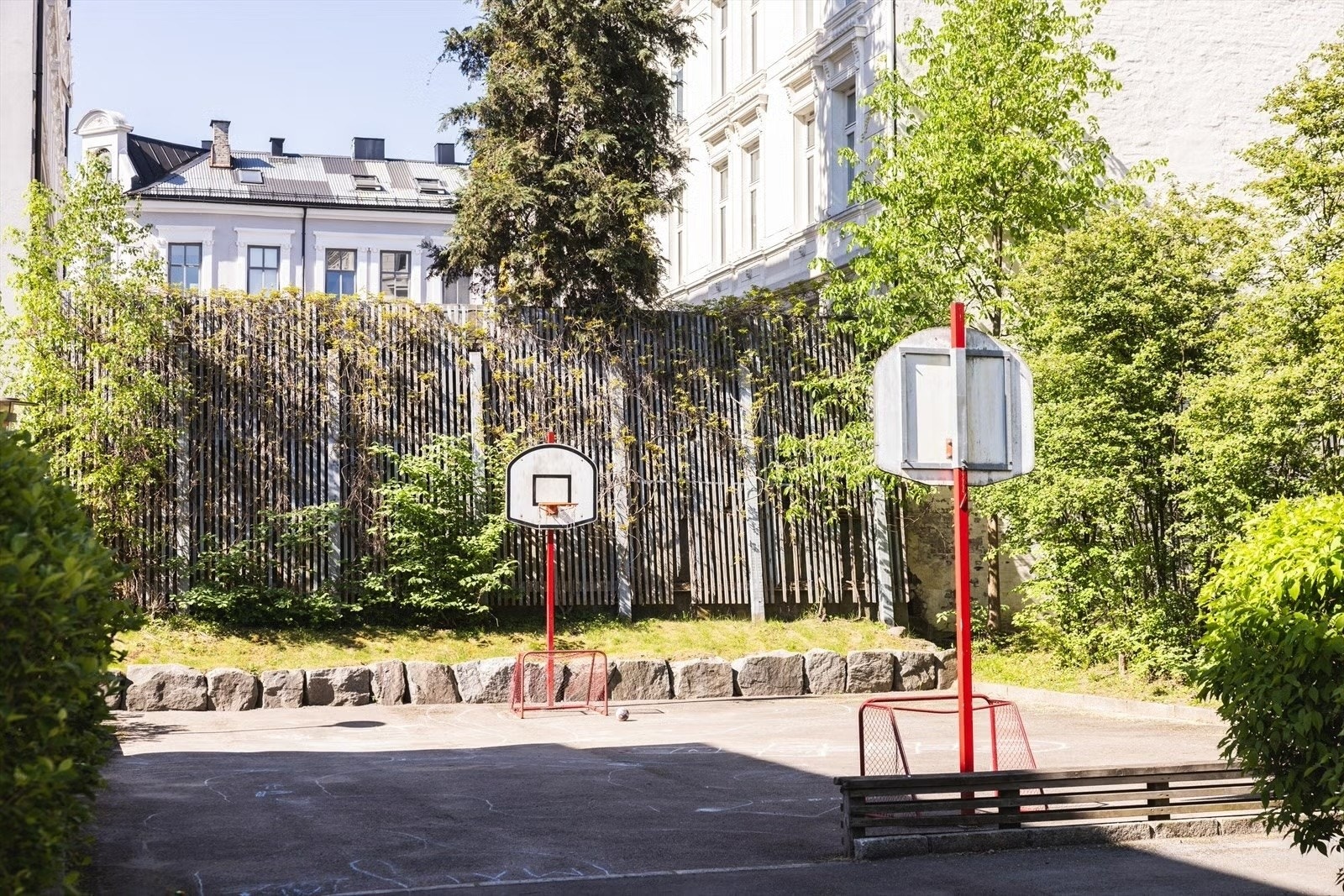 Fotballbane/basketbane i bakgården. Galleribilde