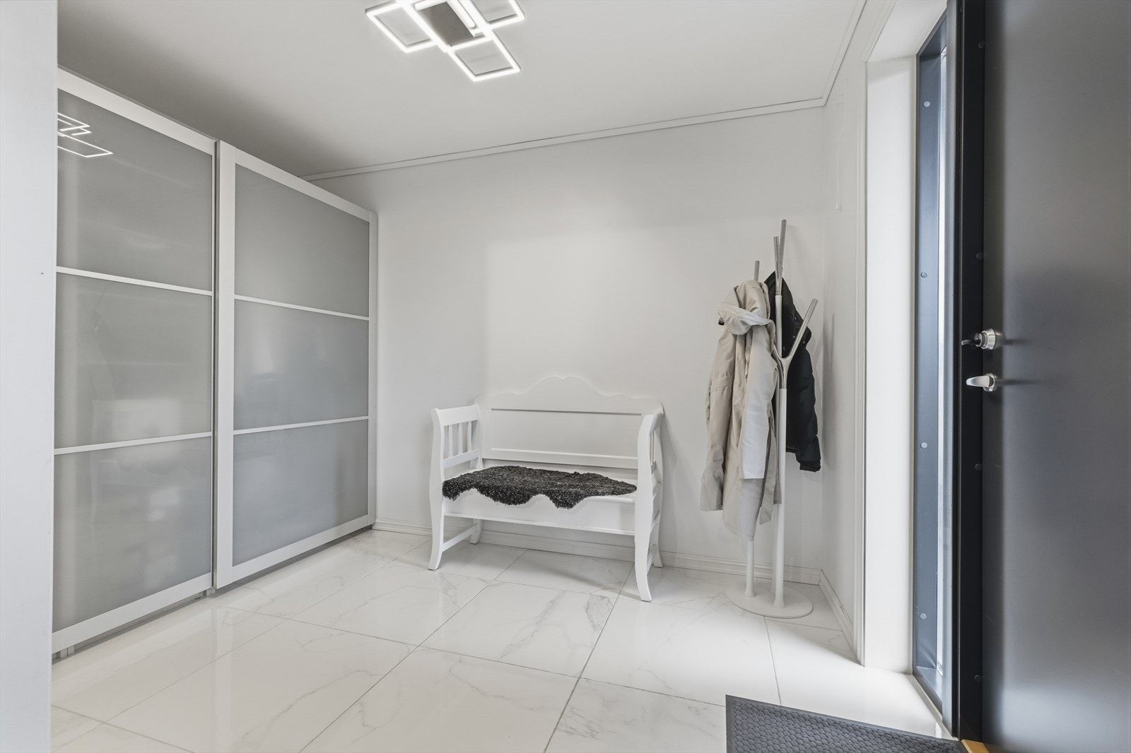 - Gang med skyvedørsgarderobe med frostede glassfronter - Galleribilde