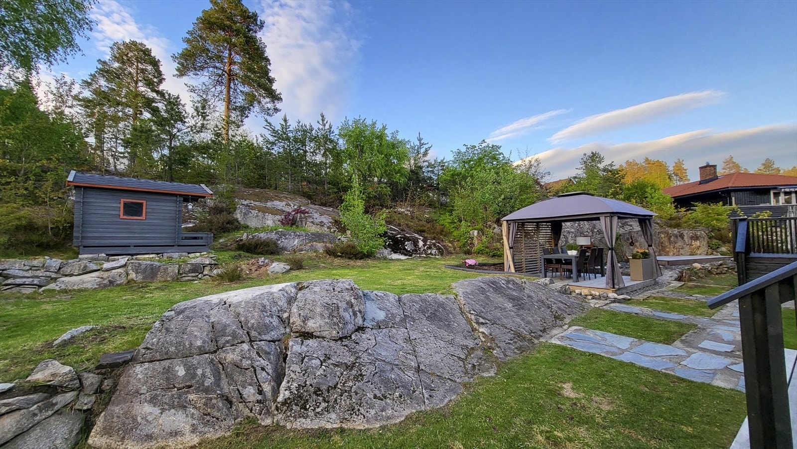 - Selgers private bilde av hage på sommertid - Galleribilde
