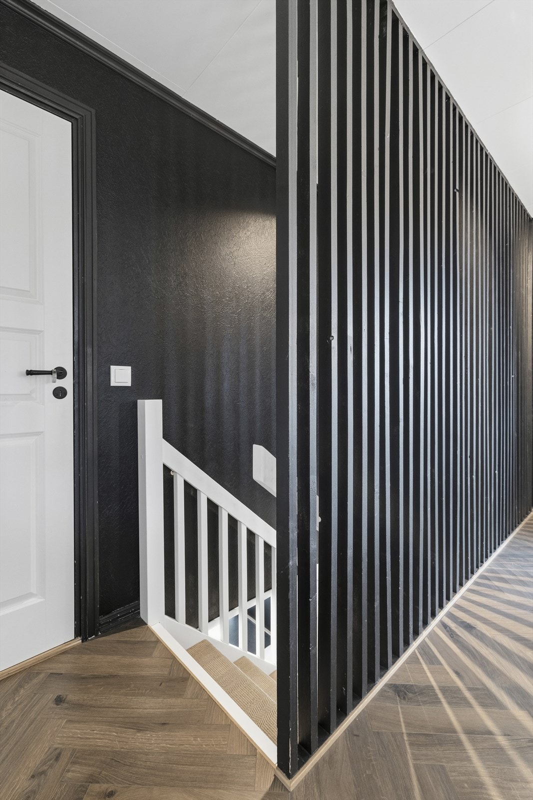 - Trapp med flott spilevegg - Galleribilde
