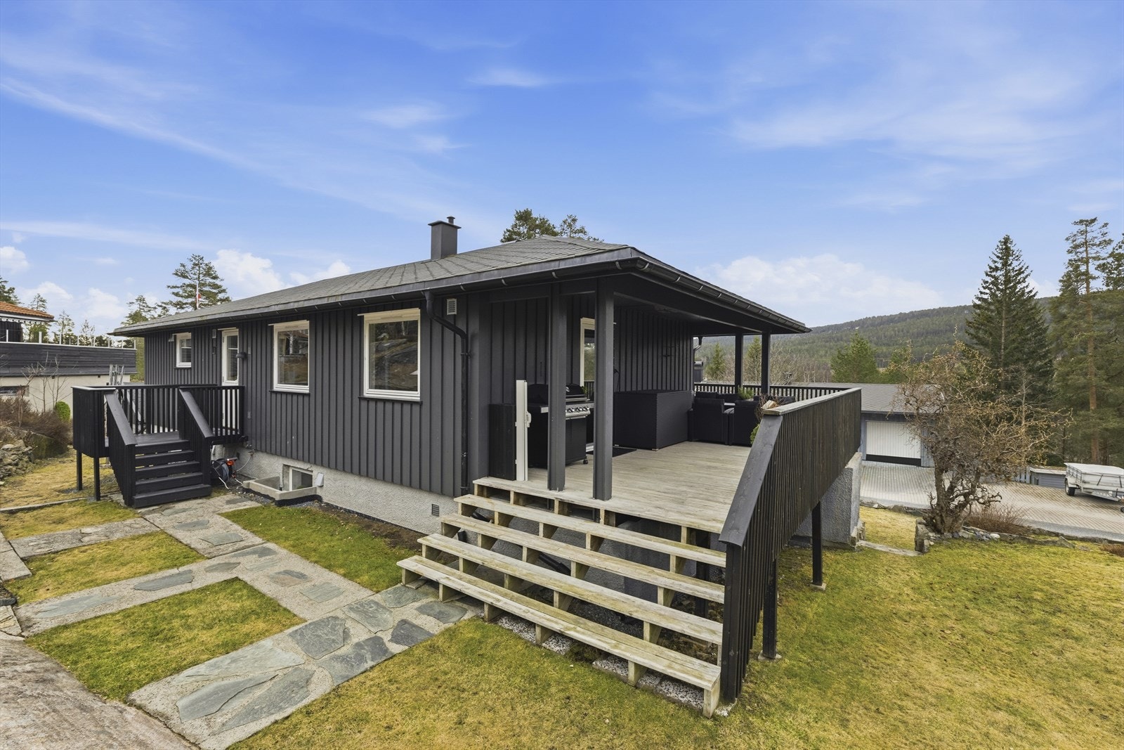 - Bakside med trapp fra terrasse ned til hagen og god tilkomst til uteområdene - Galleribilde