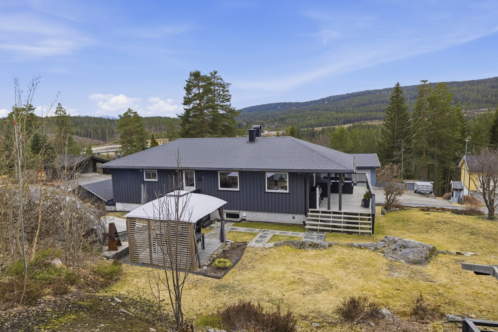 - Eiendommen har en idyllisk beliggenhet og har flott opparbeidet tomt, hagearealer og bebyggelse - Galleribilde