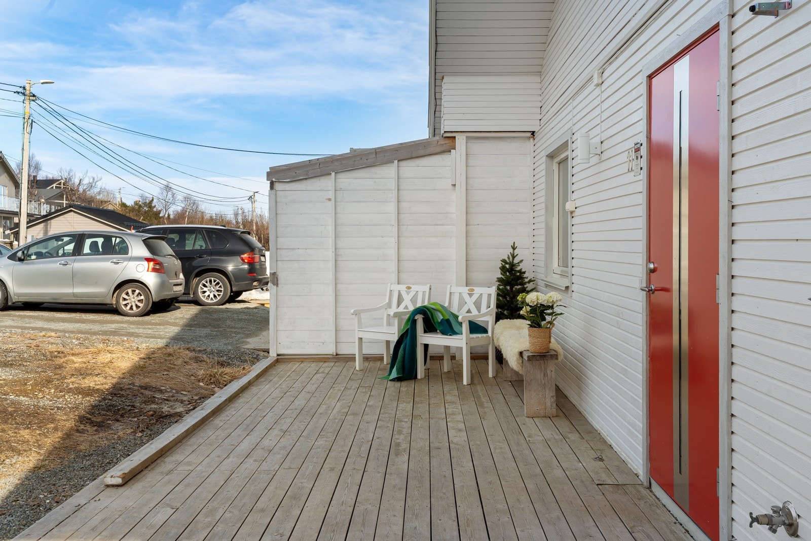 Inngangsparti med hyggelig og lun terrasse.