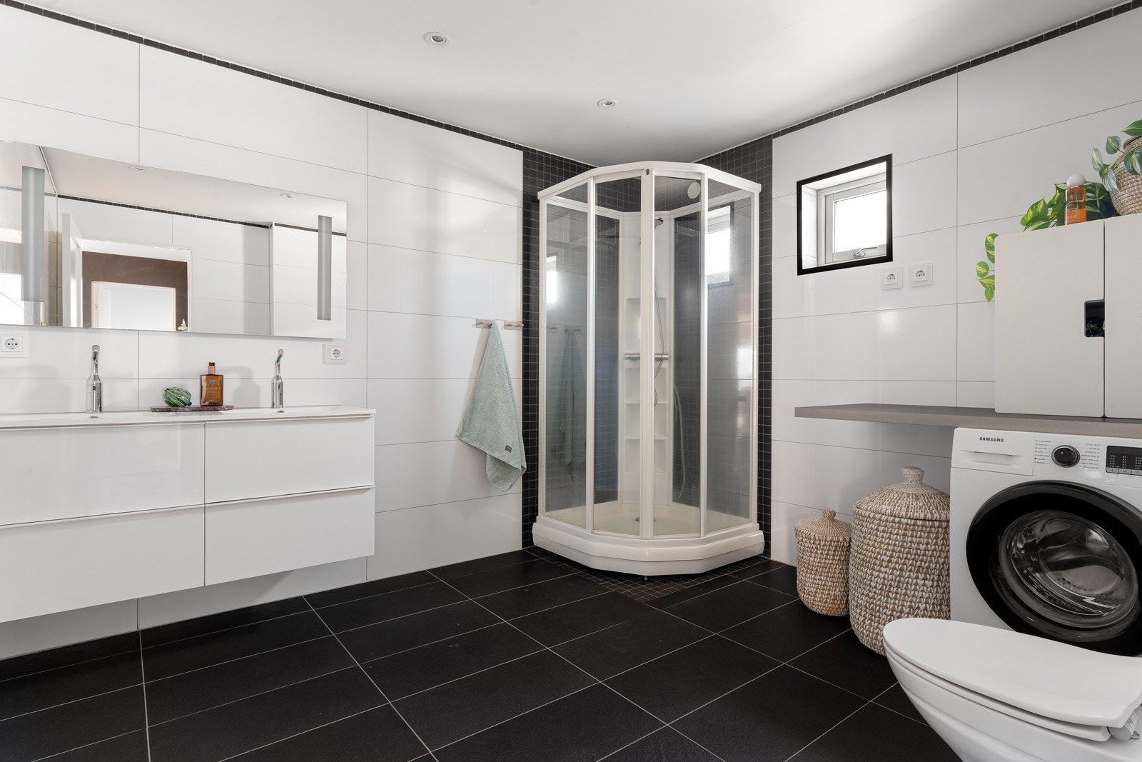 Stort bad i 1. etasje. Utstyrt med dusjkabinett, wc og opplegg for vaskemaskin.