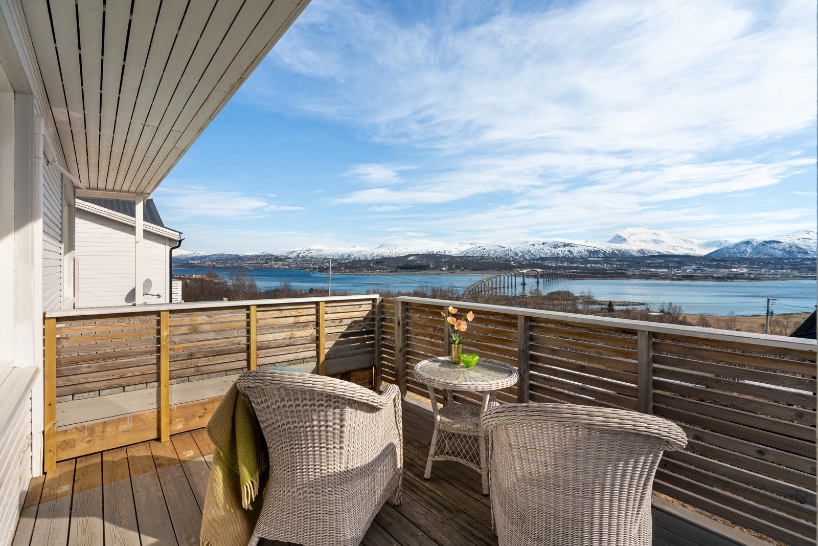 Her har man solen fra tidlig morgen, til ca kl 20:00 på kvelden.