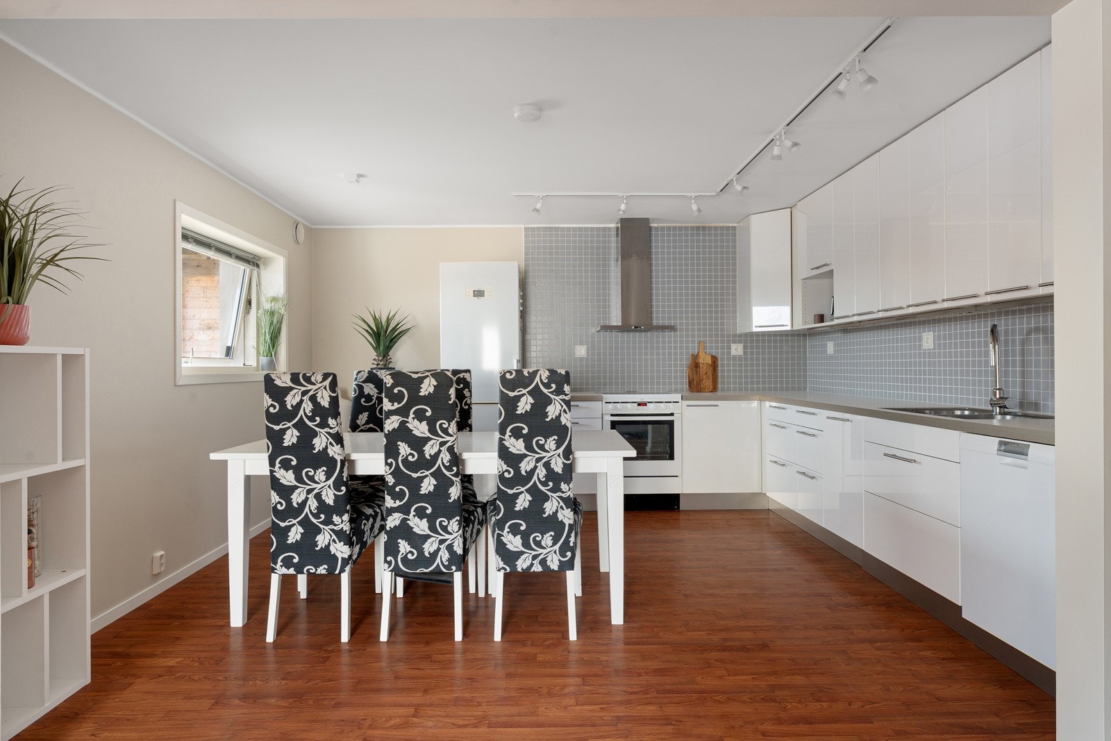 Innholdsrikt og funksjonelt kjøkken.