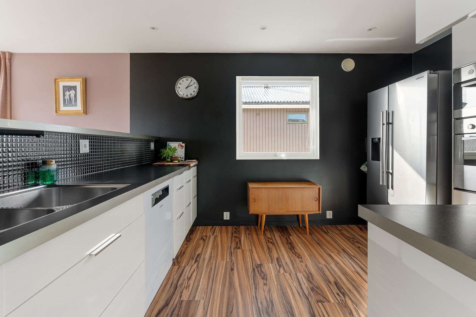 Stort og funksjonelt kjøkken, med rikelig med skap- og benkeplass.