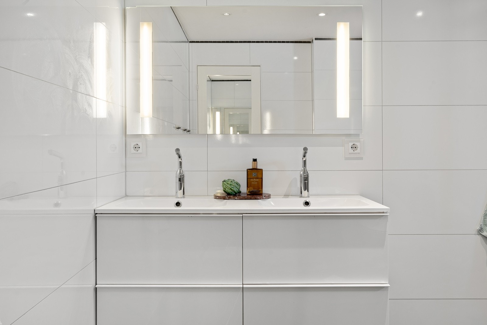 Baderomsinnredning med dobbel servant. Svært praktisk!