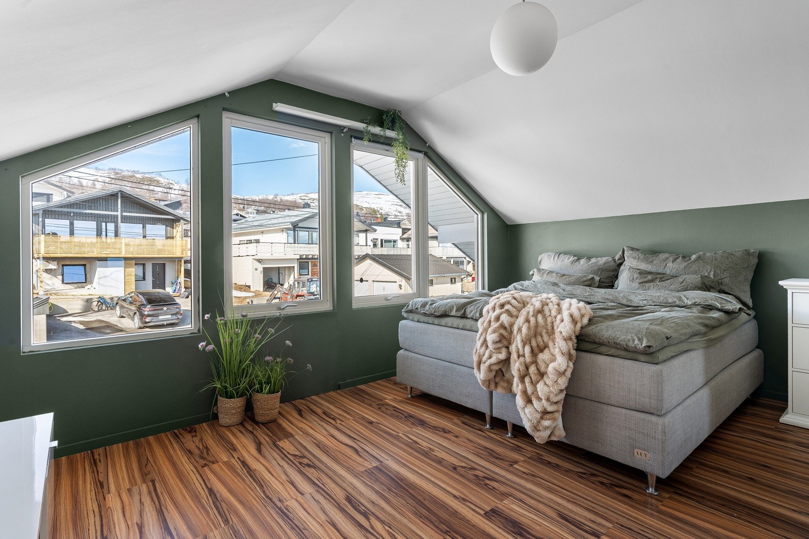 Det andre soverommet på loftet framstår også romslig.