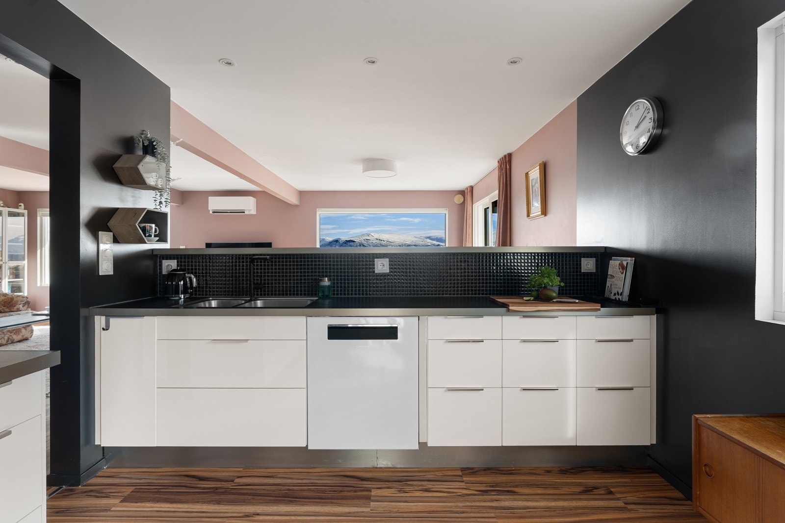 Kjøkkenet ligger fint plassert i rommet, delvis åpent ut mot spisestue/stue.