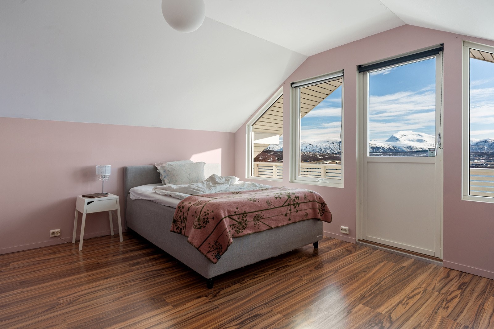 To store soverom, med god plass for stor seng og tilhørende nattbord.