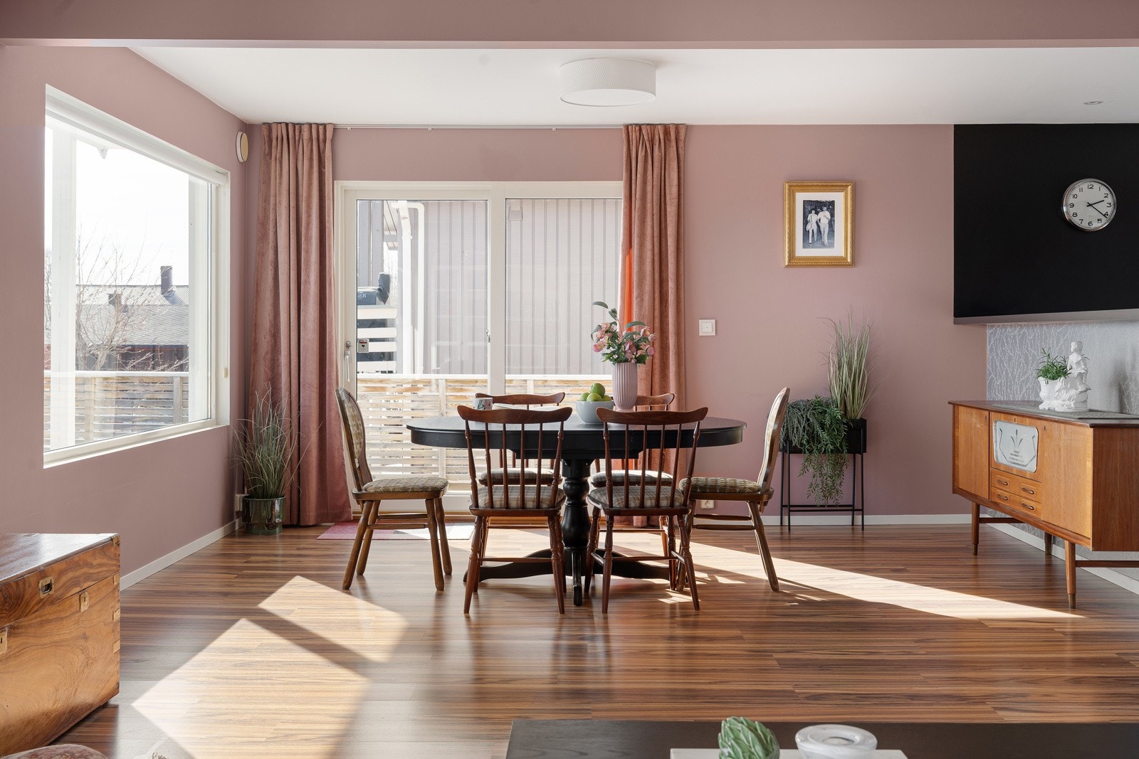 Spisebordet har sin naturlige plass like ved kjøkkenet.