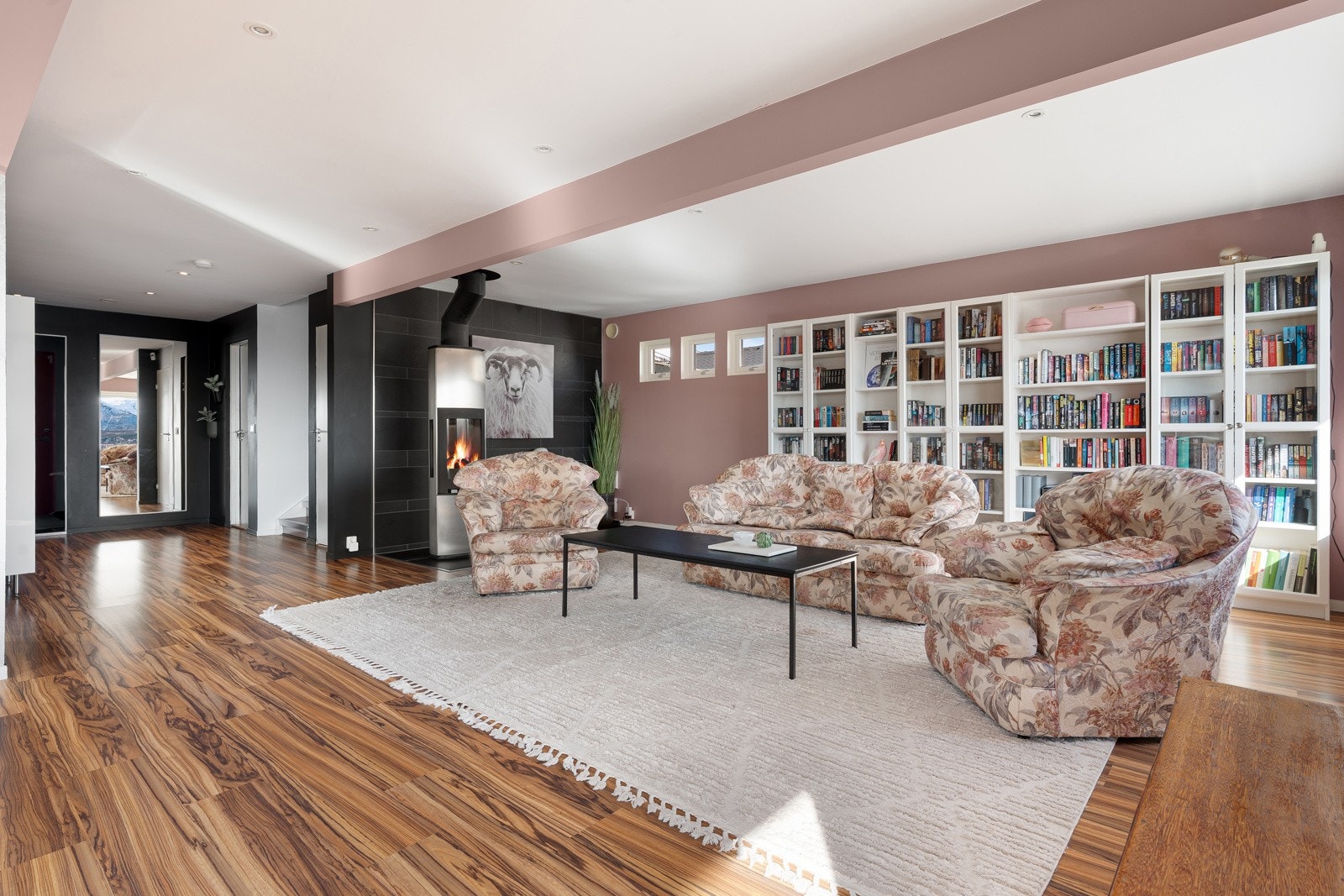 Boligen framstår innholdsrik med store og gode rom.