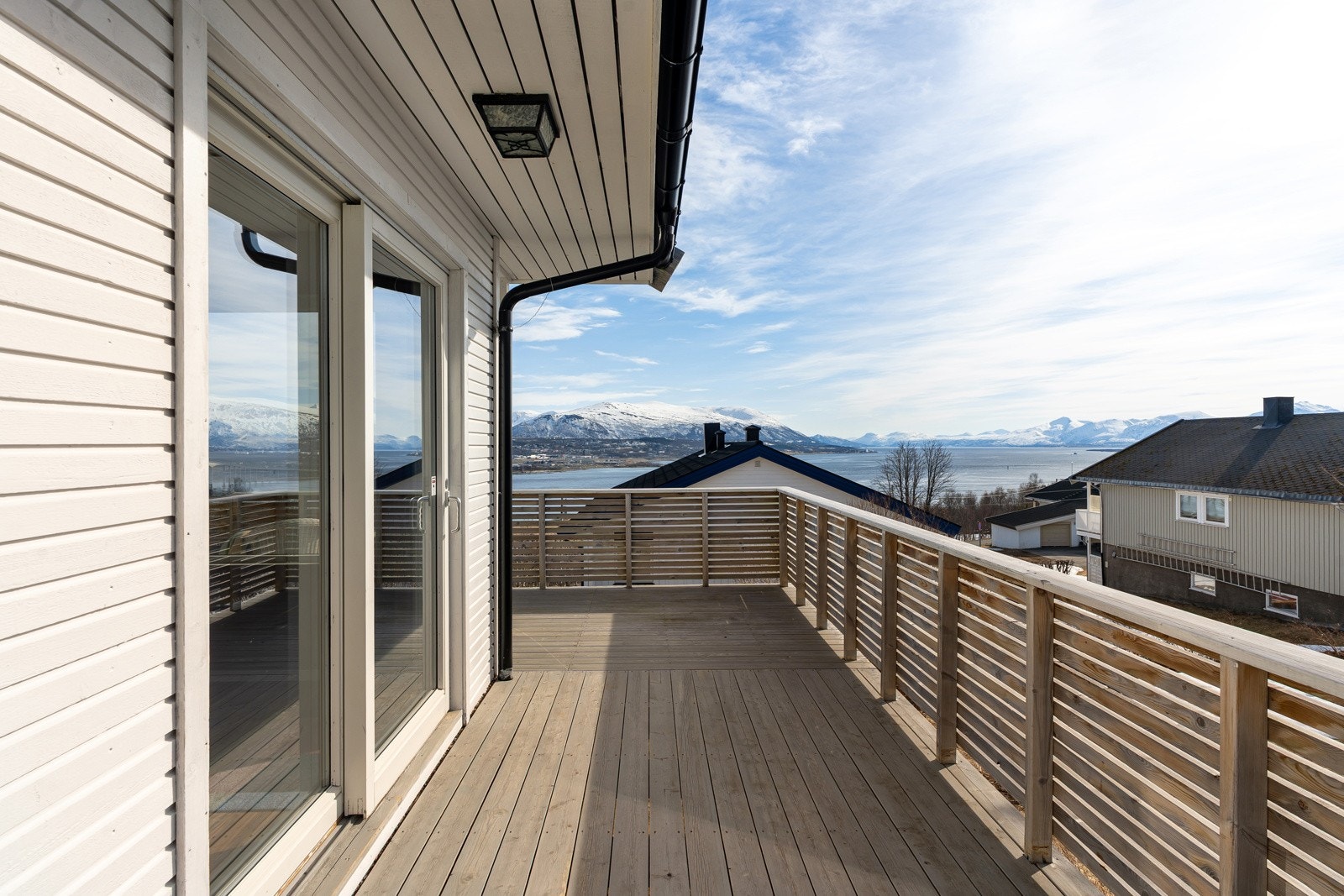 Utendørs er det herlige uteområder med stor veranda som går rundt sør- og vestsiden av boligen.