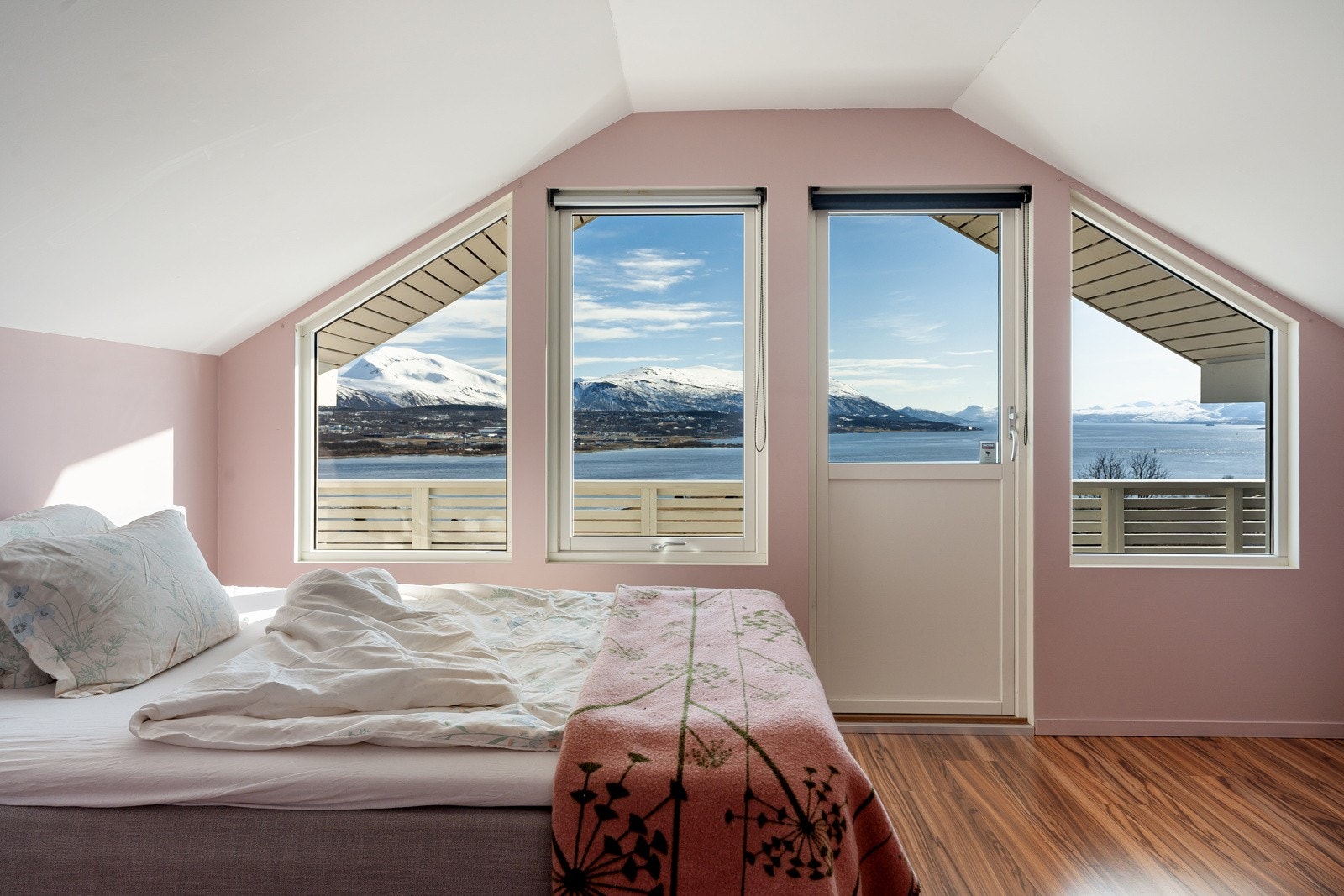 Fantastisk utsikt fra soverom i front.