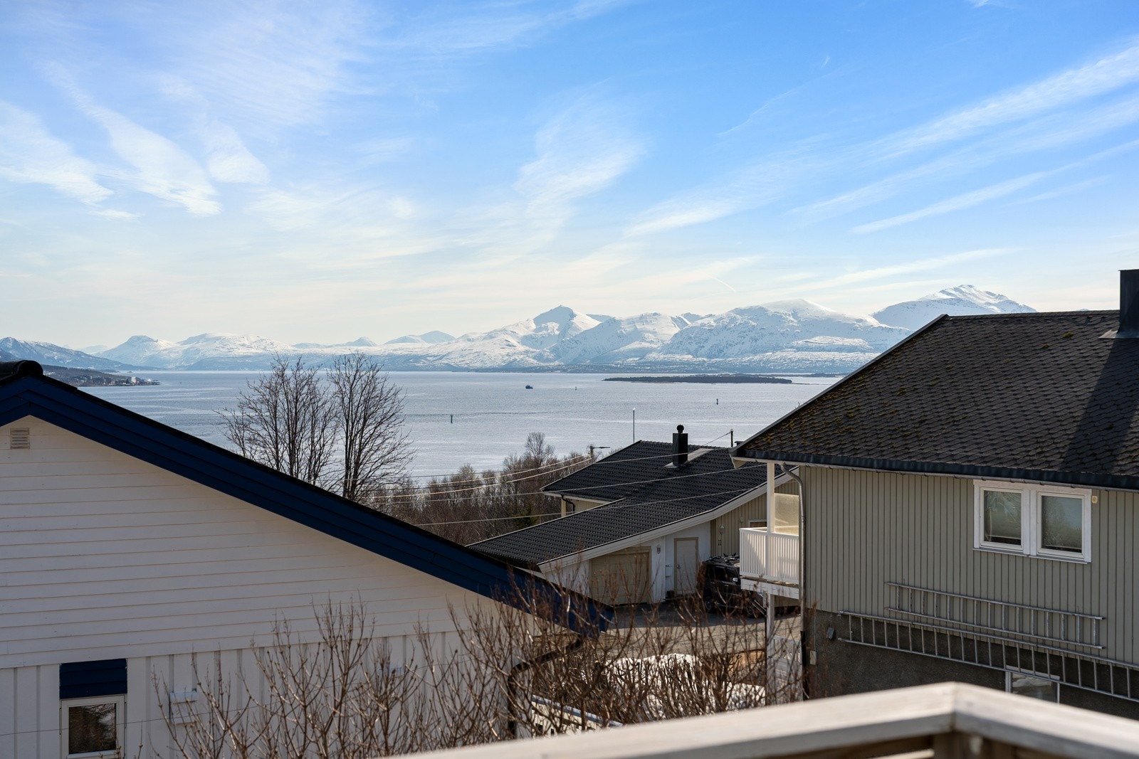 Nydelig utsikt mot de majestetiske fjellene i Malangen.
