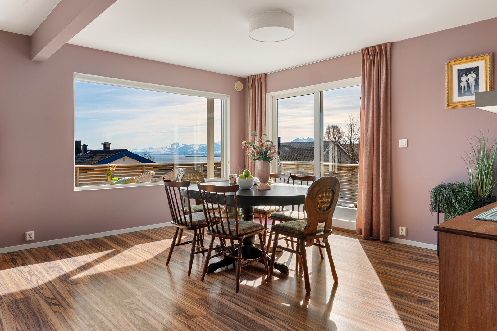 Møbleringsvennlig stue gir mange muligheter.