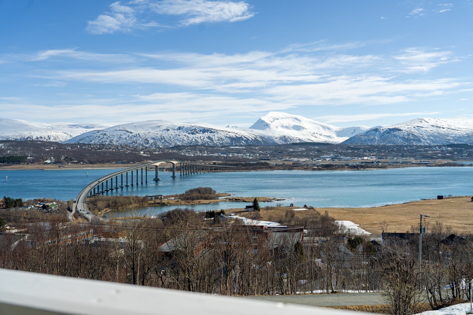 Som naturligvis også byr på nydelig utsikt mot Tromsøya, Fjellheisen og Tromsdalstinden.