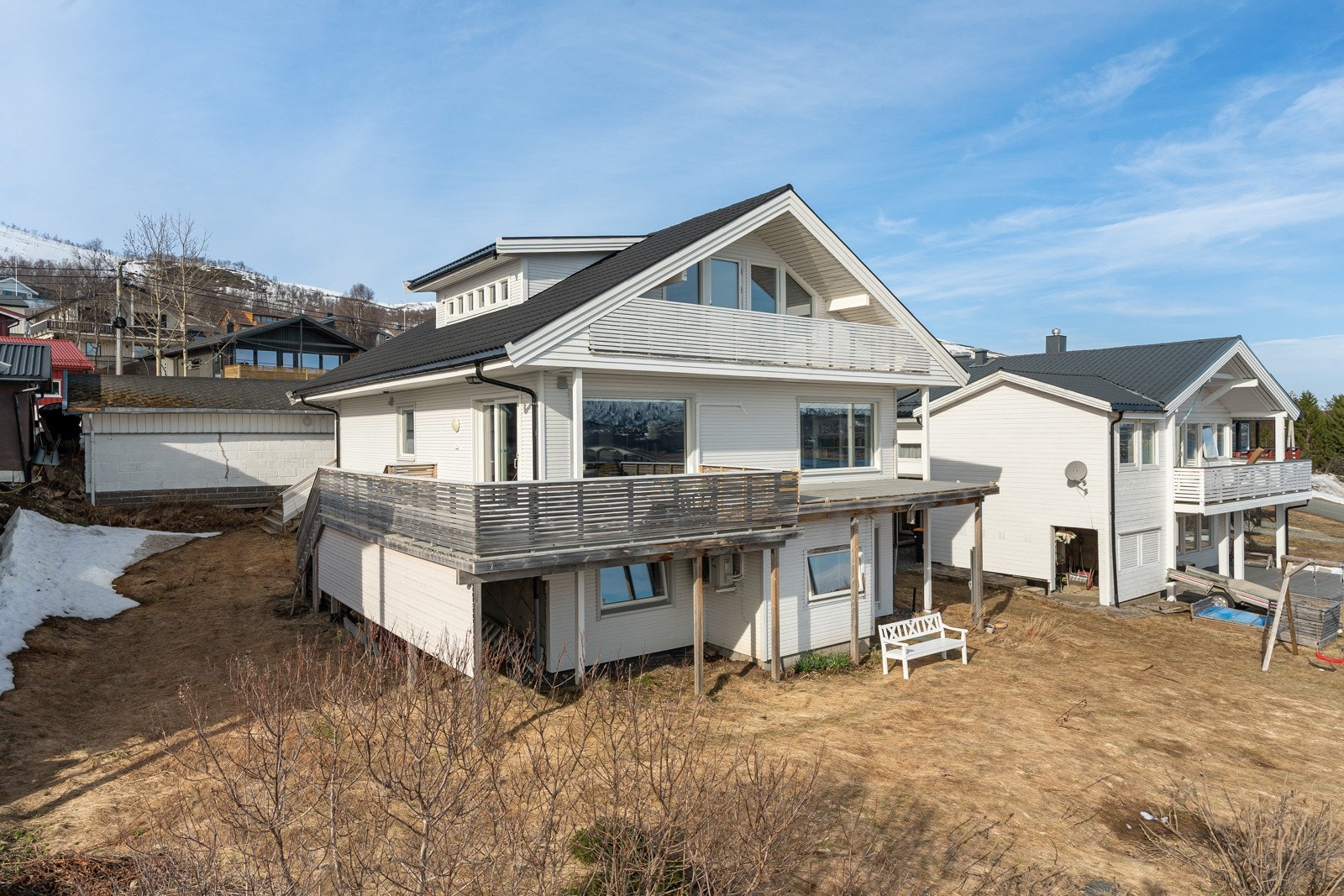 En flott og innholdsrik familiebolig, beliggende nesten innerst i blindvei, i et etterspurt felt på Kvaløysletta.