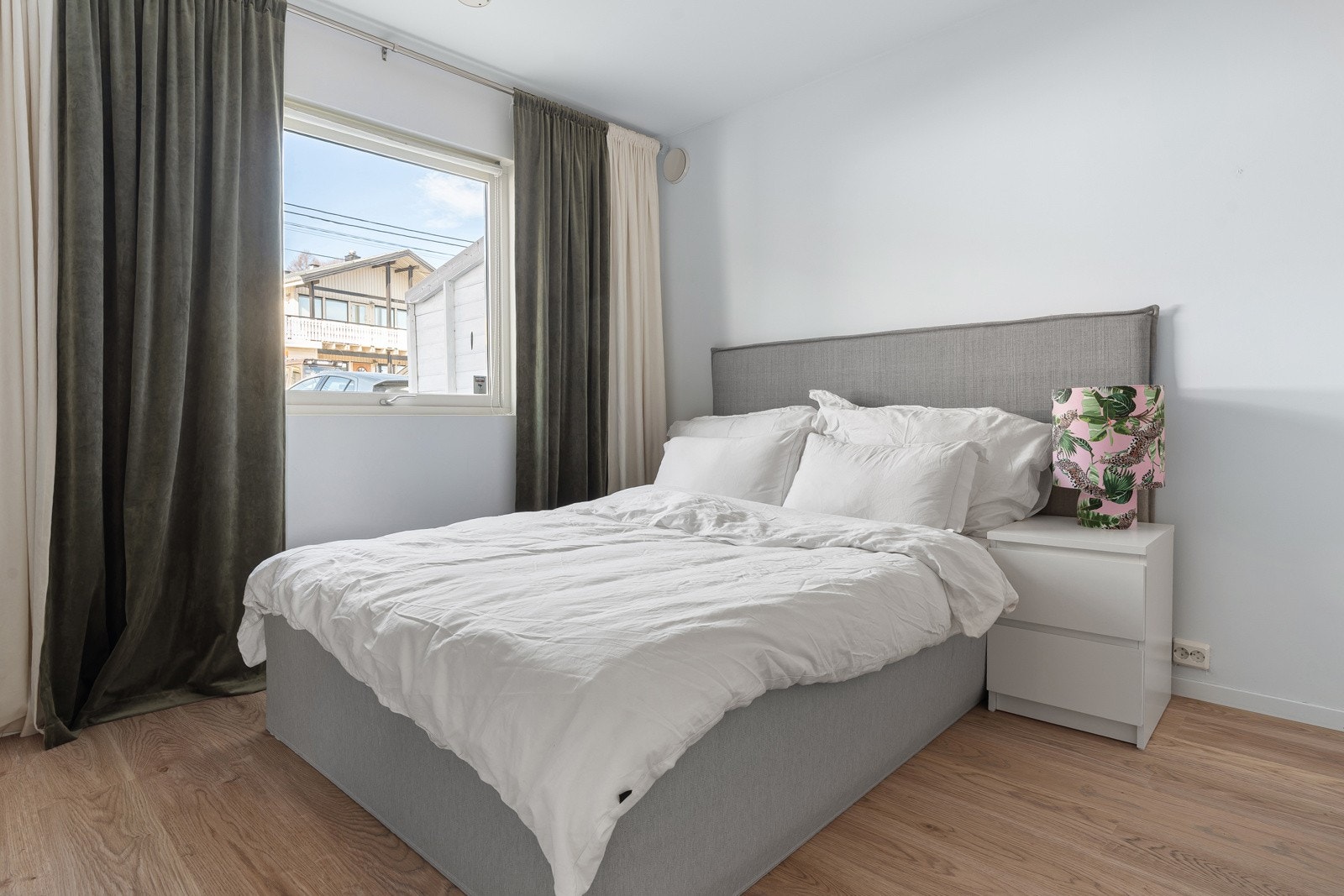 Det er innredet tre soverom i hoveddelen. Ett i 1. etasje og to på loft.