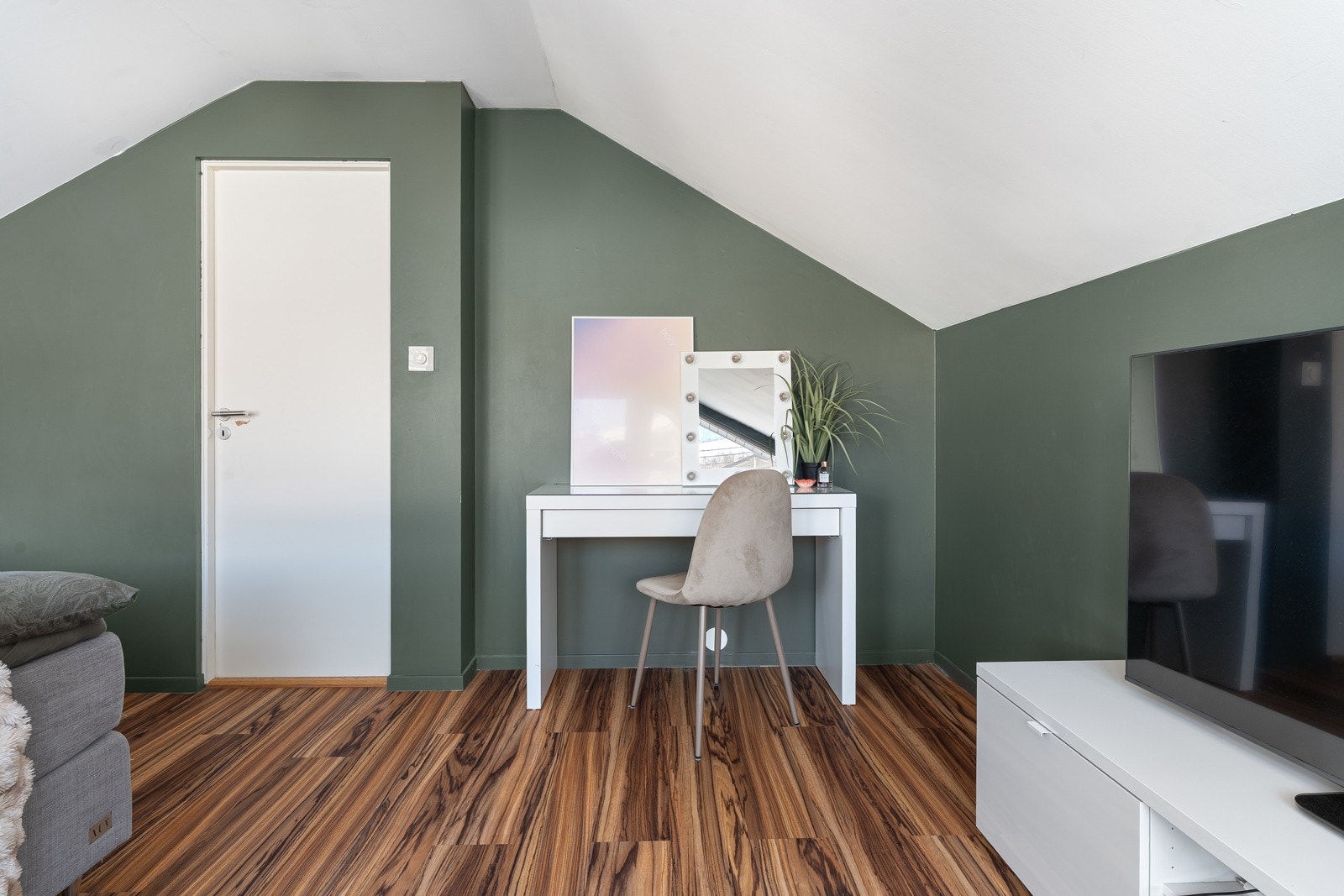 Her er det god plass for stor seng og feks skrivebord.