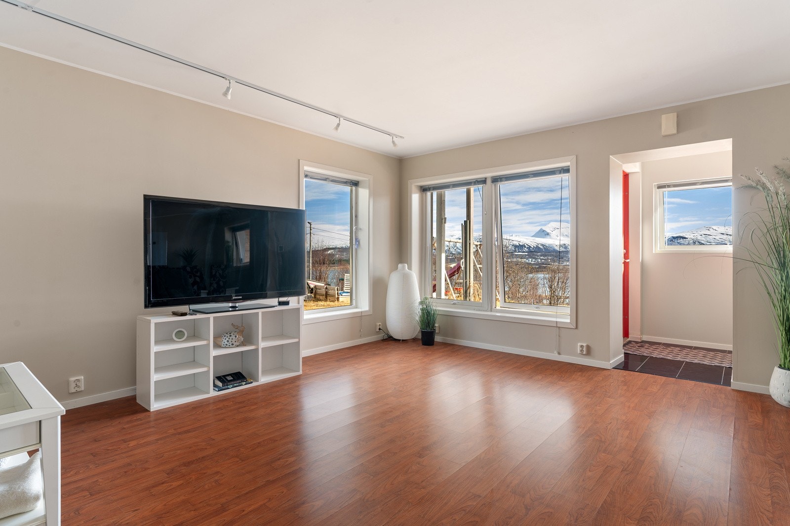 Etasjen har egen inngang i front av boligen.