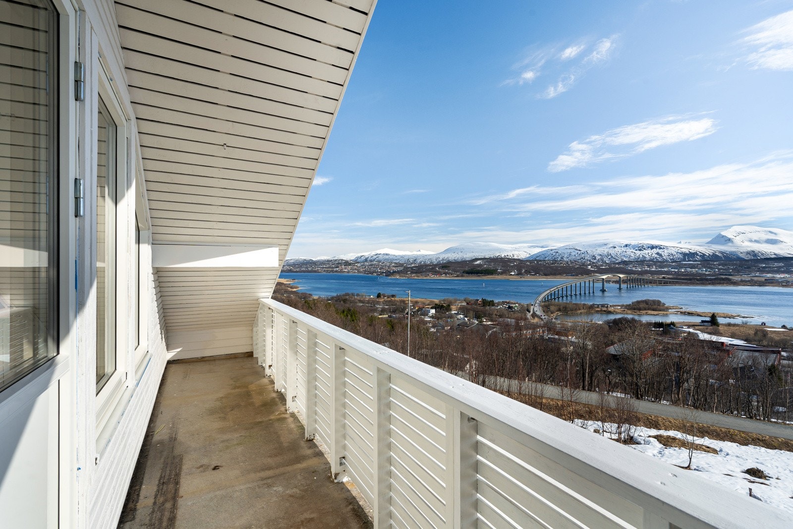 Her er det også utgang til en luftebalkong.