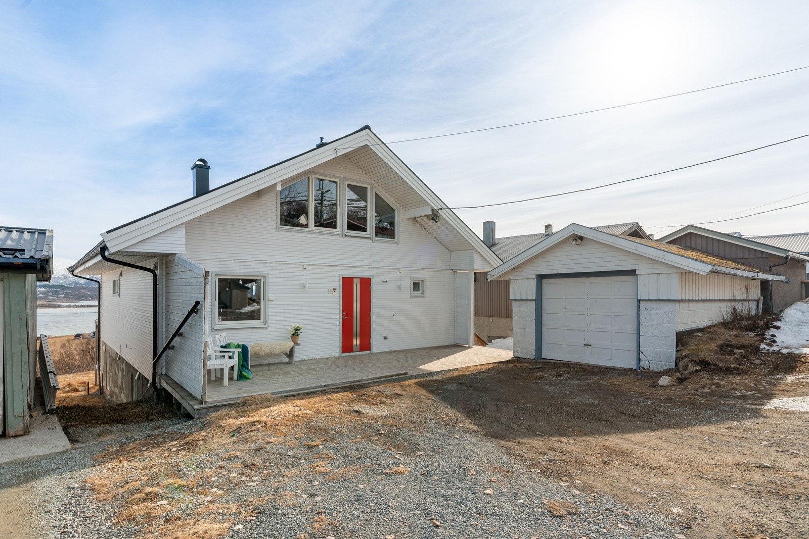 Kvaliteter som fantastisk utsikt, gode solforhold, parkering i garasje og innredet 3-roms i underetasjen med rammetillatelse for bruksendring.