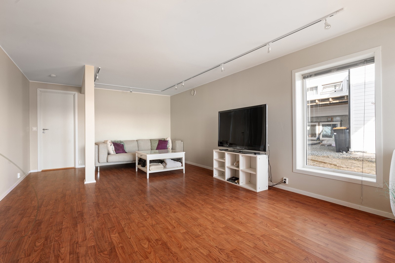 Stor stue med god plass møblering.