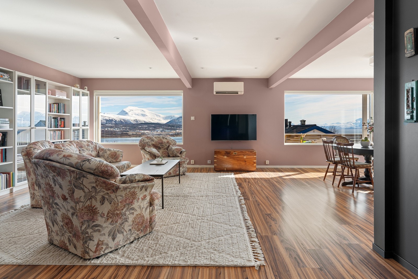 Store vindusflater som slipper inn rikelige mengder med dagslys.