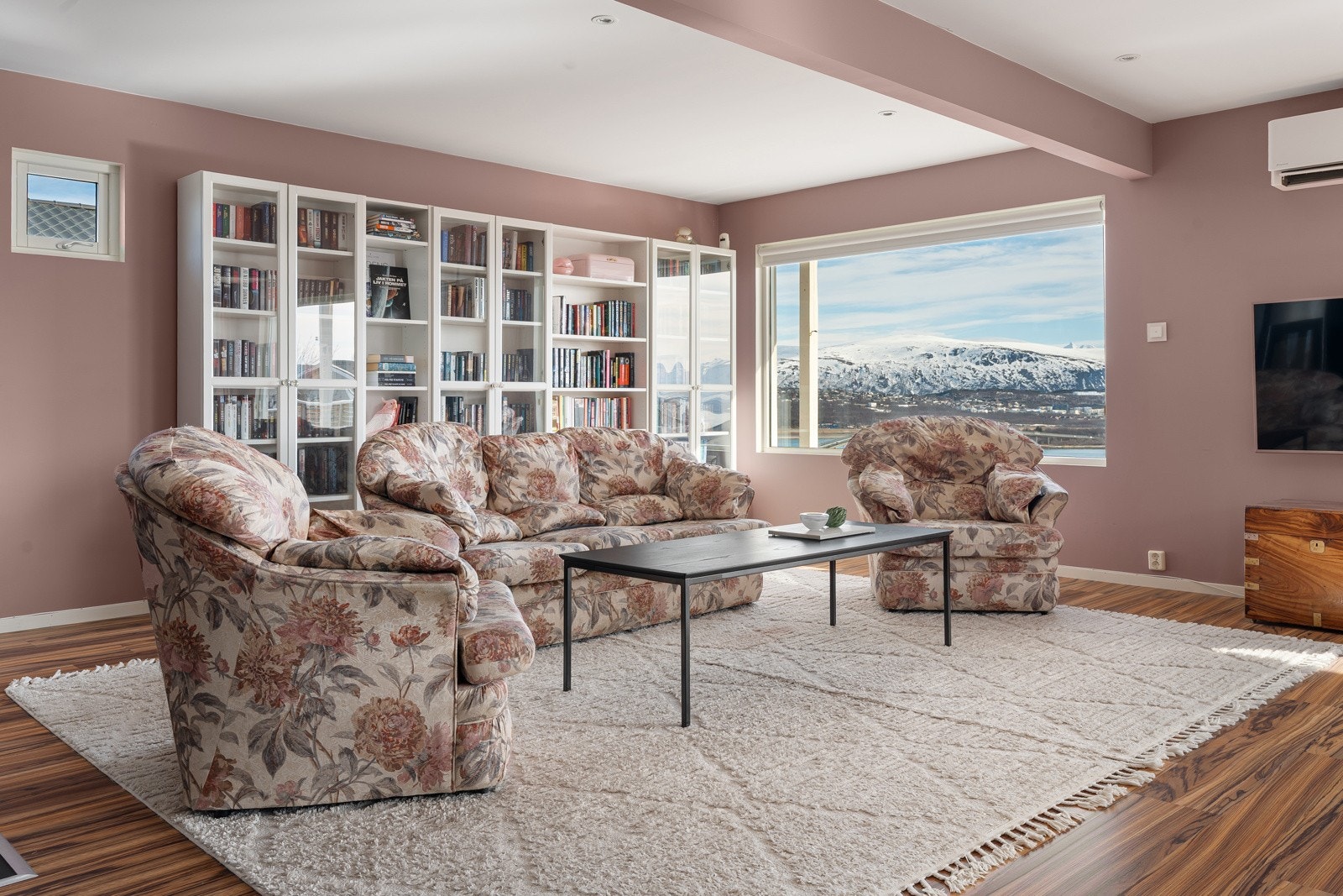 Det er gjort flere større oppgraderinger på boligen, i all hovedsak rundt 2009.