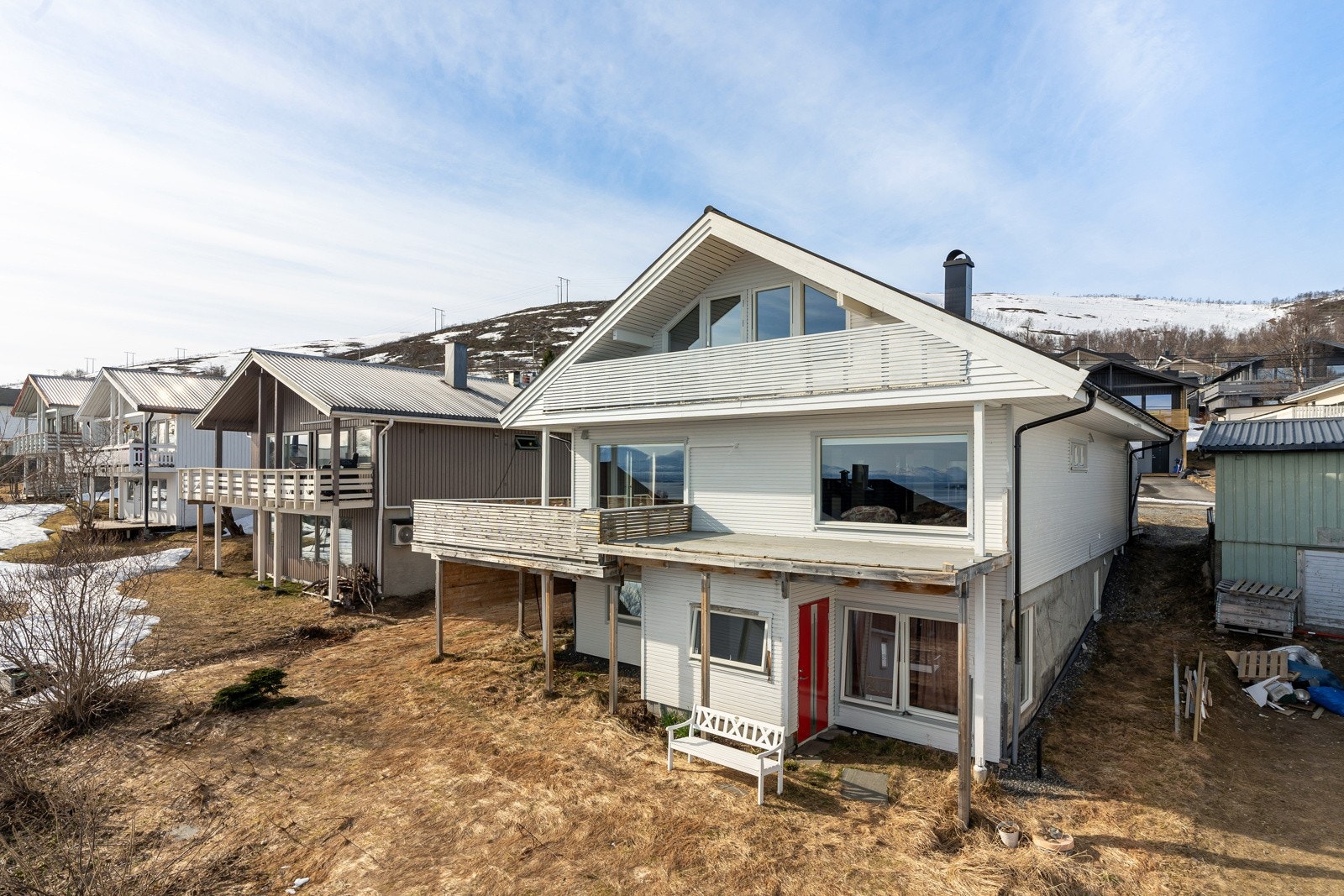 I underetasjen er det innredet med stue, kjøkken, to soverom, bad og vaskerom. Det foreligger rammetillatelse på innredning av rommene (foruten om ett soverom), men ikke ferdigattest. Se salgsoppgave for mer info om forholdet.