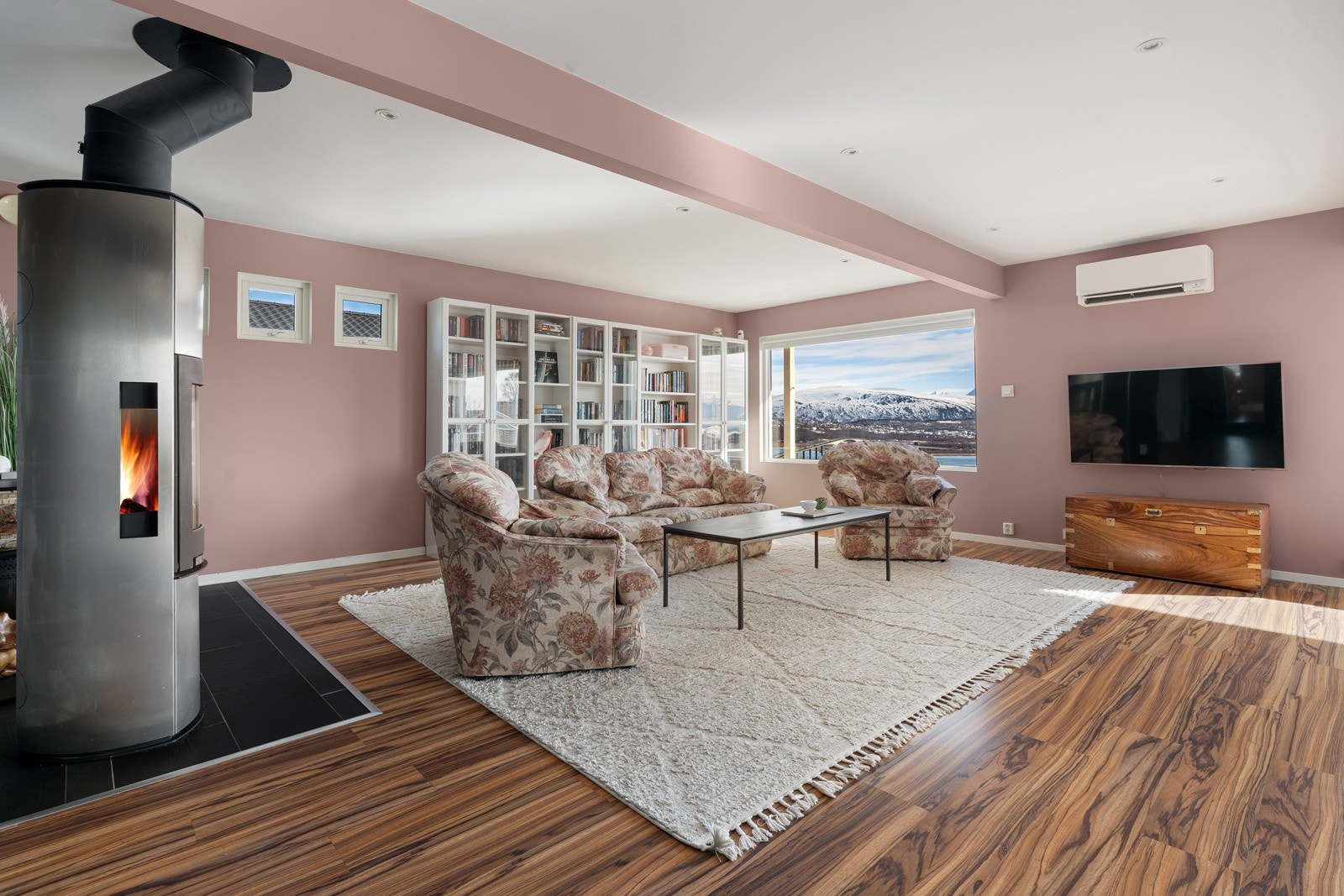 I stuen er det mulig med flere sittesoner. Vedfyringen bidrar til en behagelig temperatur og en koselig atmosfære.