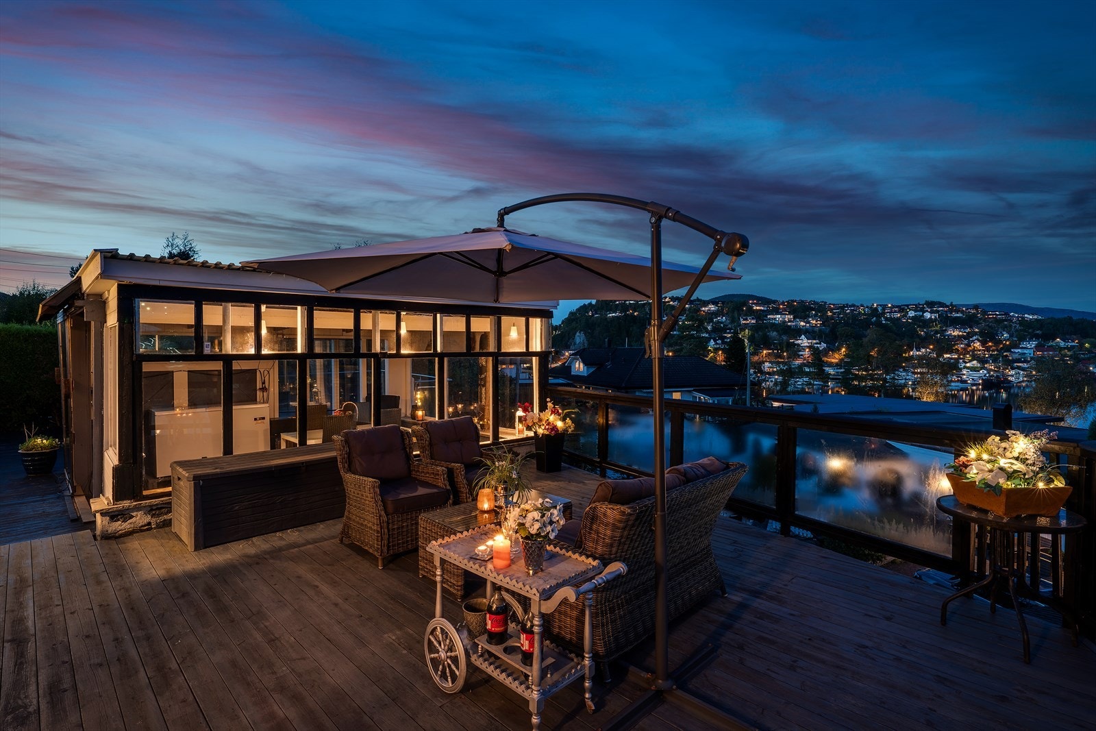 Vakker terrasse med nydelig utsikt. Perfekt for avslapning og underholdning i stemningsfull belysning ved solnedgang. Galleribilde