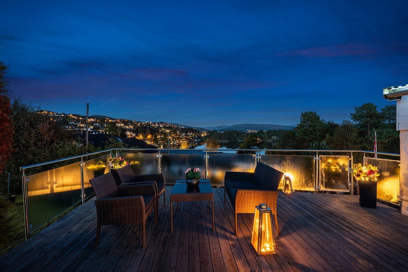 Nydelig terrasse med imponerende utsikt over Nordåsvannet, perfekt for avslappende kvelder. Ideell beliggenhet med nærhet til naturen. Galleribilde