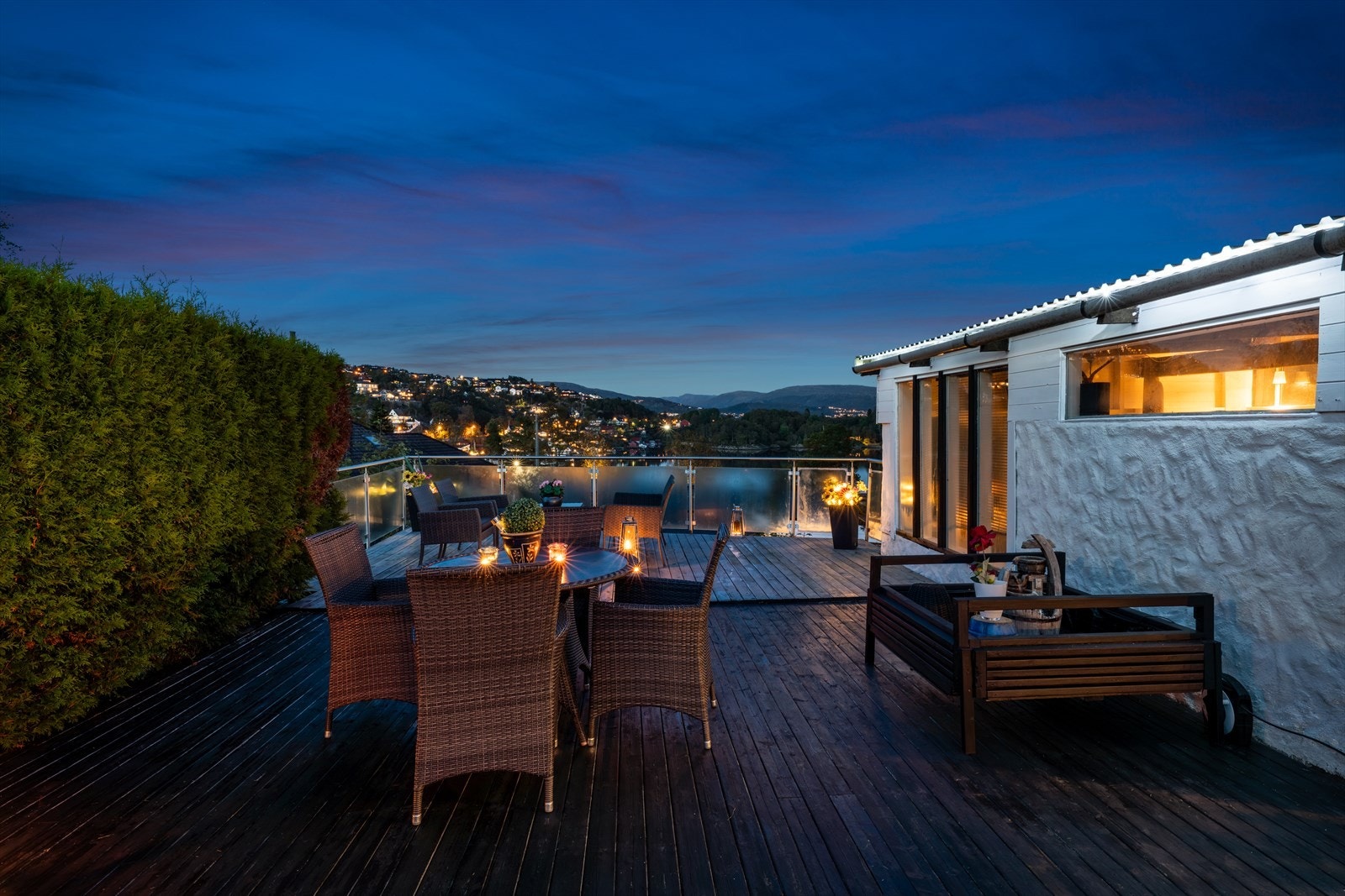 Romslig terrasse med vakker utsikt, perfekt for avslapning og sosiale sammenkomster i naturskjønne omgivelser. Galleribilde