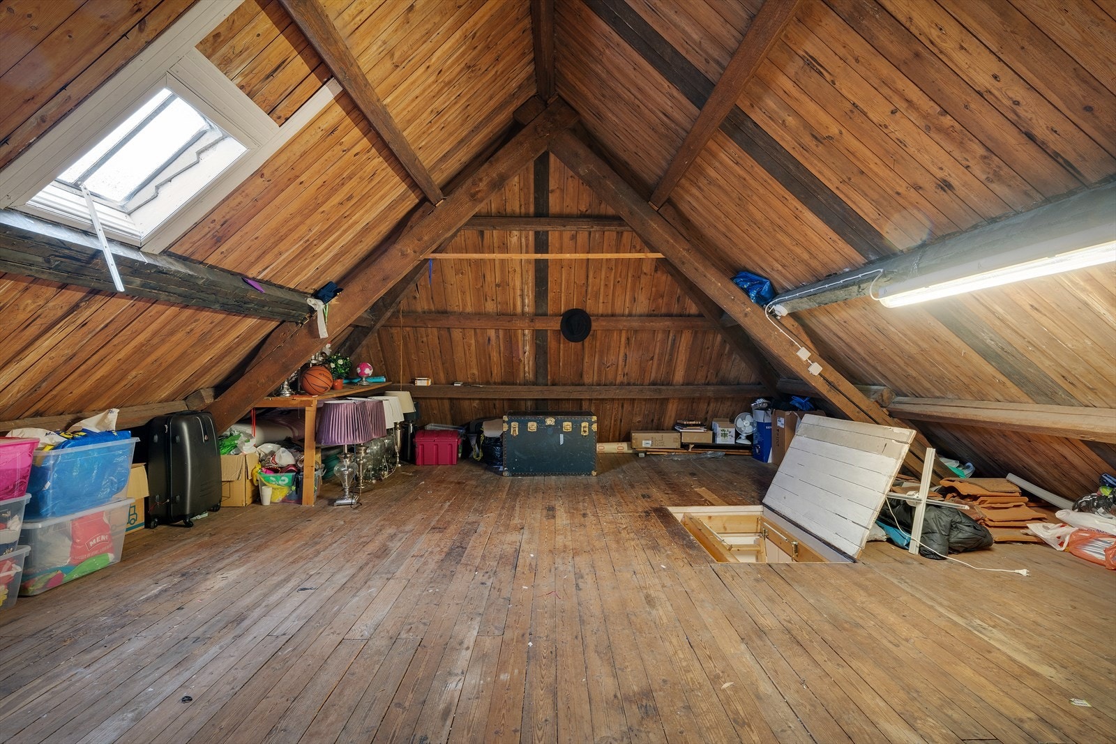 Stort og romslig loft. Perfekt for lagring. Galleribilde