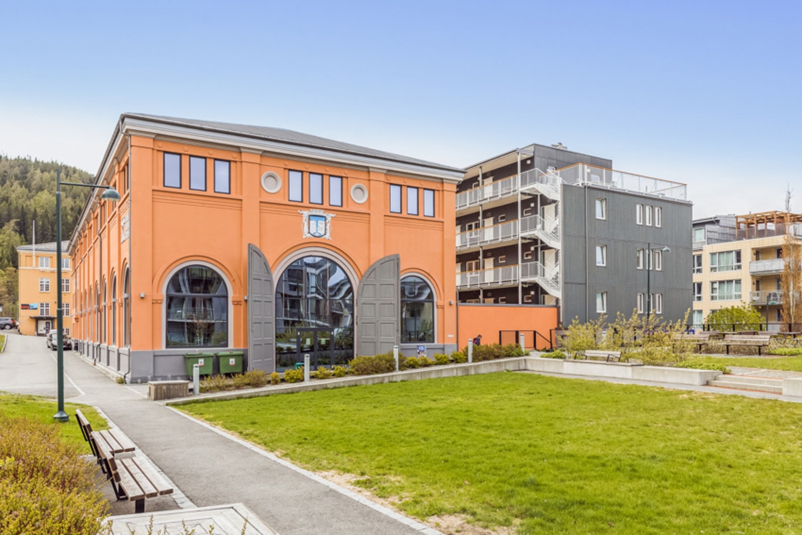 Umiddelbar nærhet til bl.a. dagligvarebutikker, treningsentre og bussforbindelse, samtidig er det gangavstand på ca. 20 minutter til sentrum med alle servicetilbud. Galleribilde