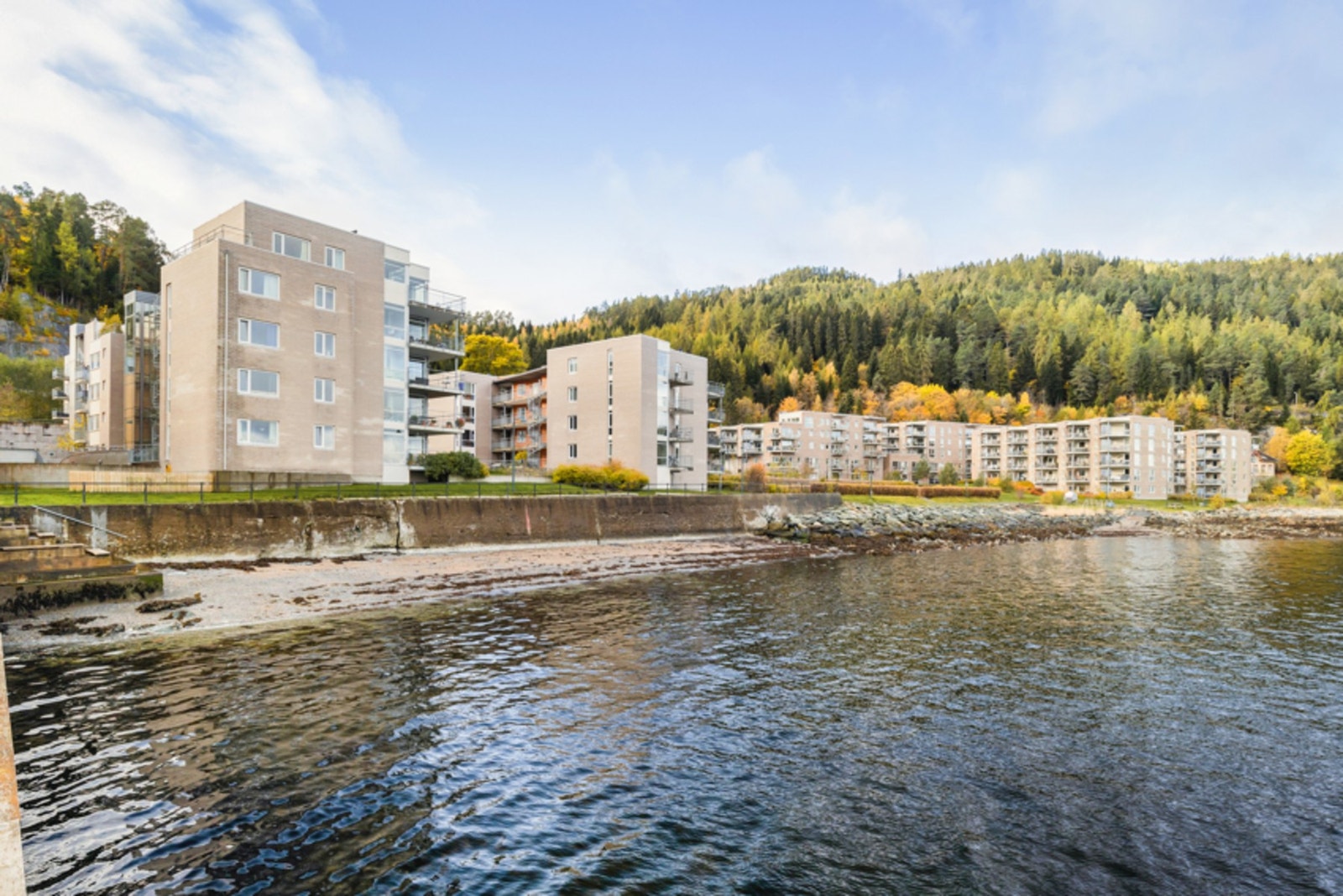 I Ilsvika bor man i et rolig og idyllisk boområde med umiddelbar nærhet til sjøen og Bymarka. Galleribilde