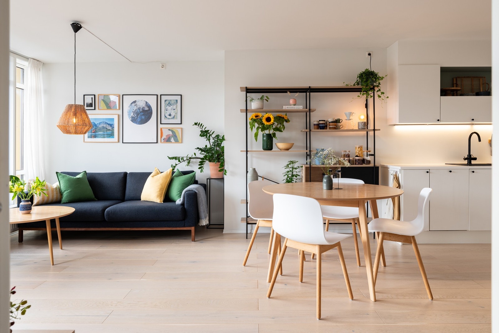 Leiligheten fremstår med en lekker standard. Lyse flater og lekker 1-stavs eikeparkett i kombinasjon med store vindusflater, gir leiligheten en lys og behagelig atmosfære. Galleribilde