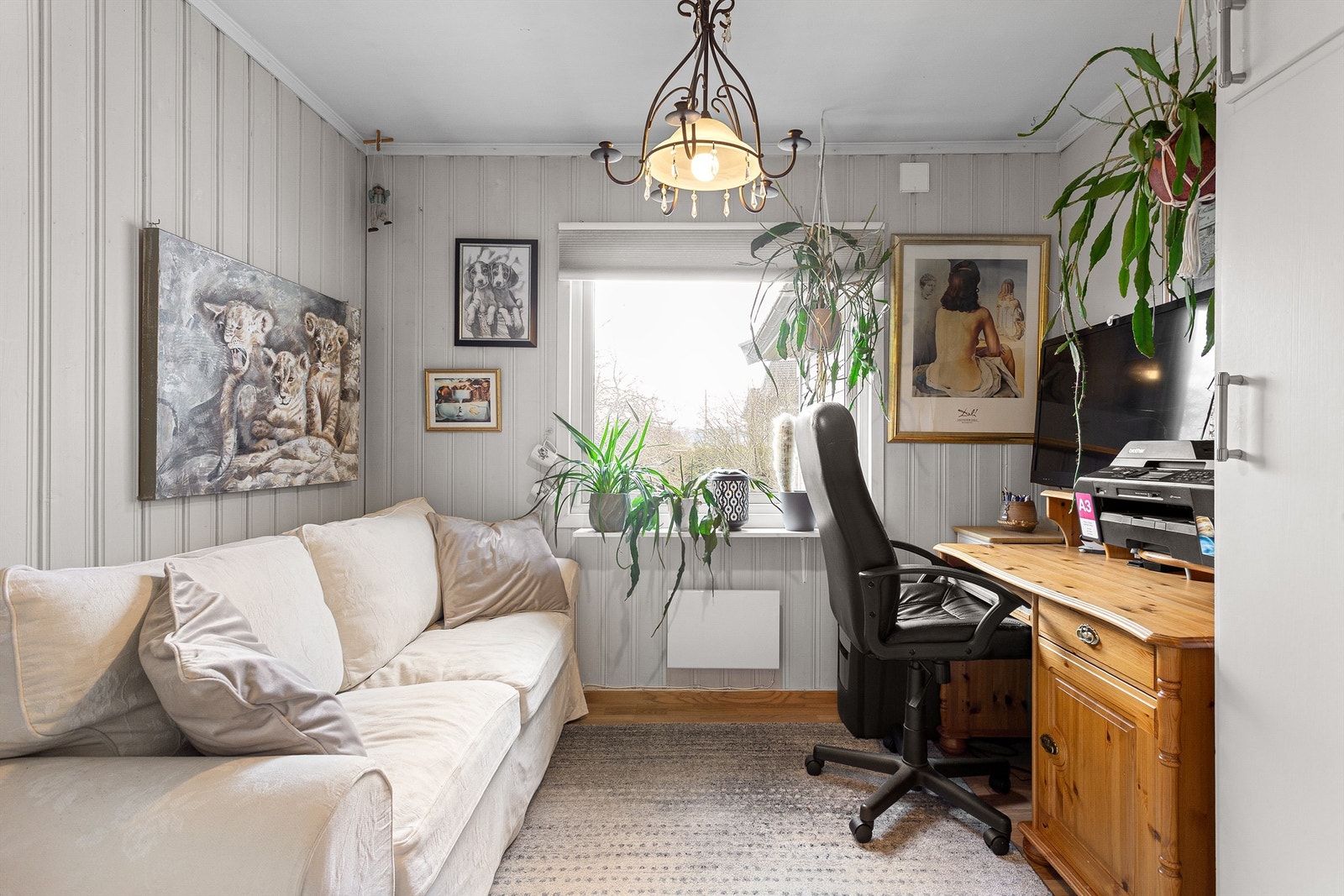 Det tredje soverommet er i dag innredet som kontor, men kan fint benyttes som barnerom eller gjesterom. Galleribilde