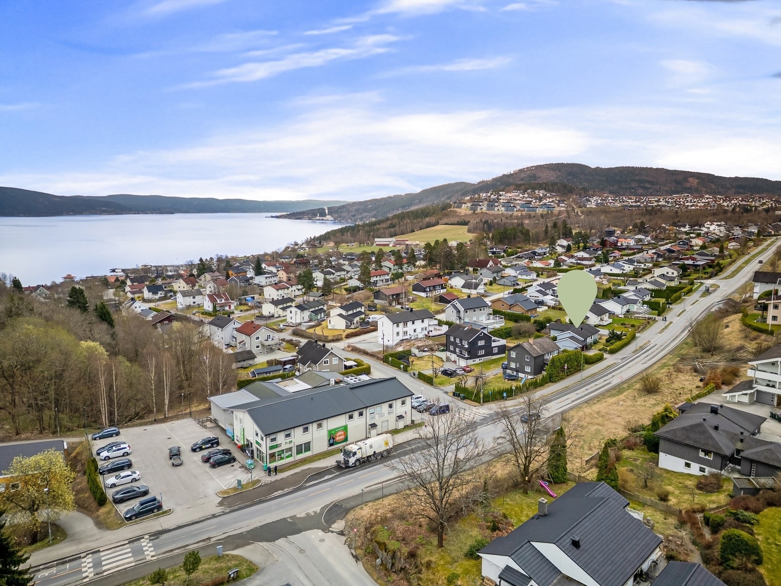 Fra eiendommen er det kort vei ned til sjøen og flotte turområder. Galleribilde