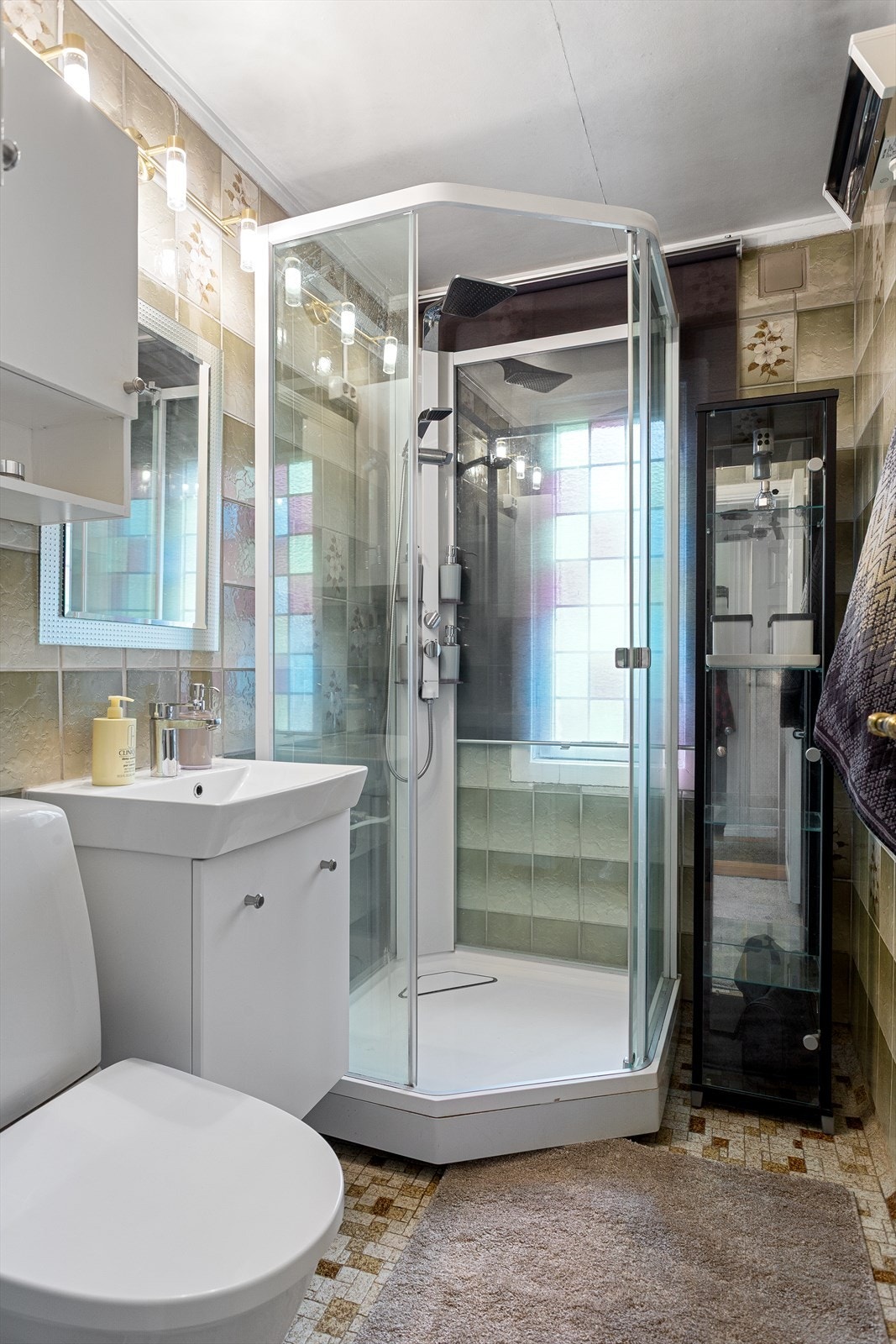 Badet i første etasje er utstyrt med servantinnredning, toalett og et dusjkabinett (2015). Galleribilde