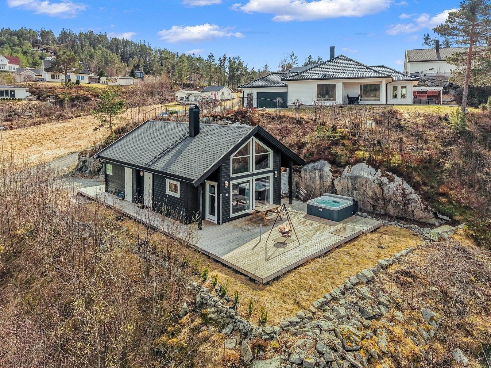 Velkommen til Fjøsknappveien 1 - en attraktiv eiendom med flott beliggenhet! Boligen ligger høyt og fritt i terrenget med gode solforhold og en luftig plassering i rolige omgivelser. Galleribilde