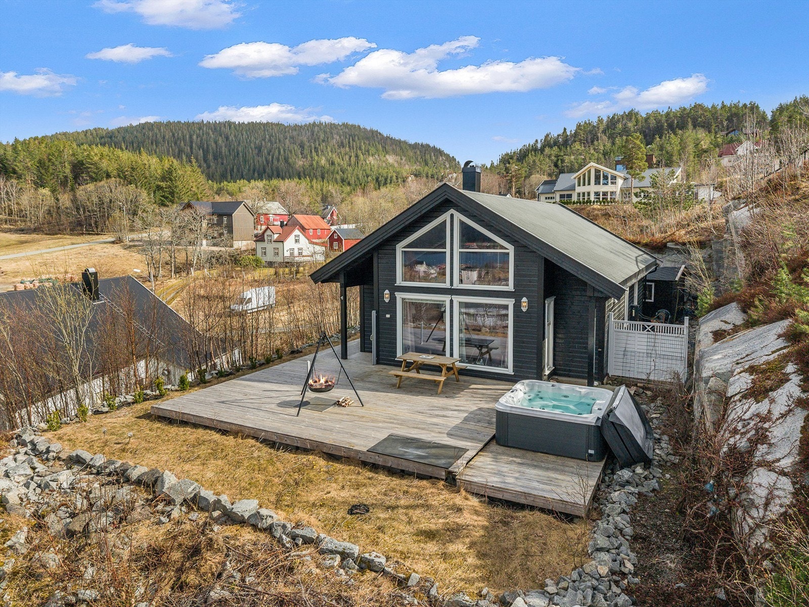Området byr på stillhet og ro, samtidig som du har nærhet til et levende lokalsamfunn med sommerliv, kultur og gode matopplevelser. Galleribilde